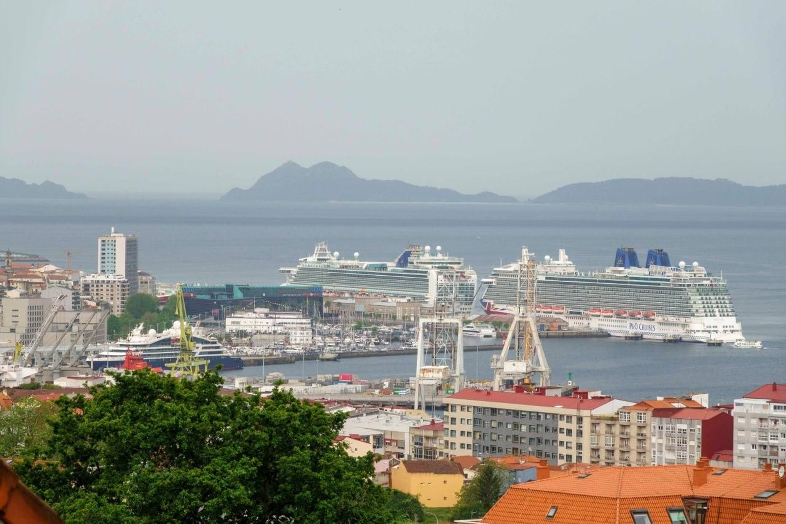 Galería | Vigo recibe la primera triple escala de cruceros del año