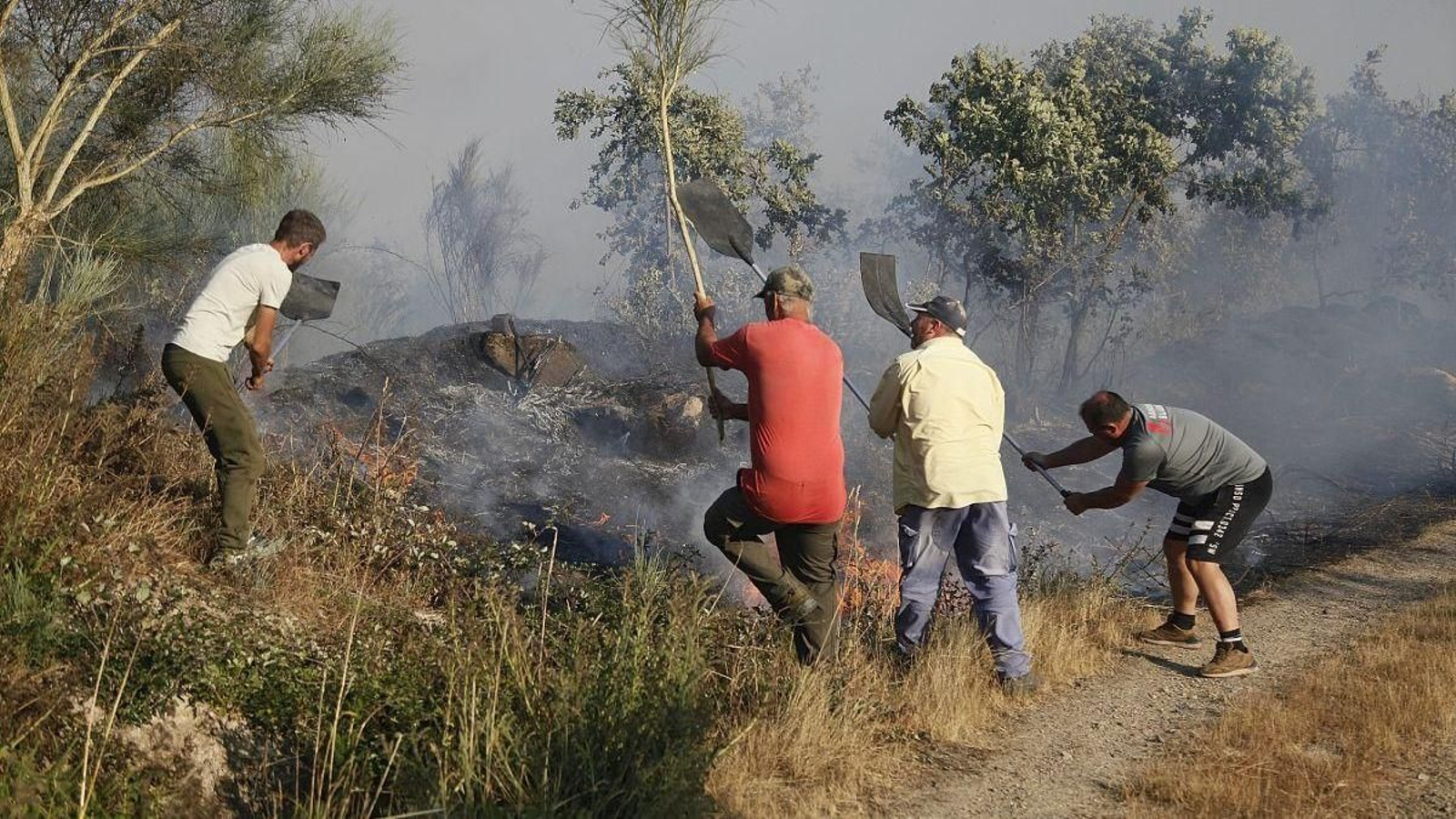 Vecinos ayudando a extinguir el incendio de Cualedro.