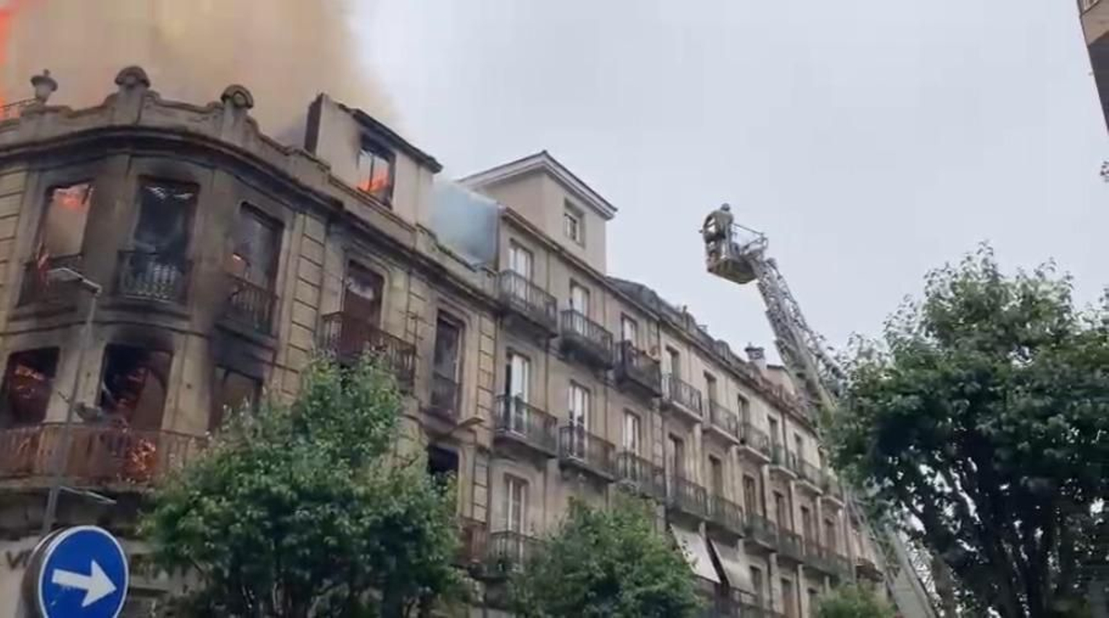 Galería | Así fue el voraz fuego que calcinó un edificio en A Ponte, en imágenes