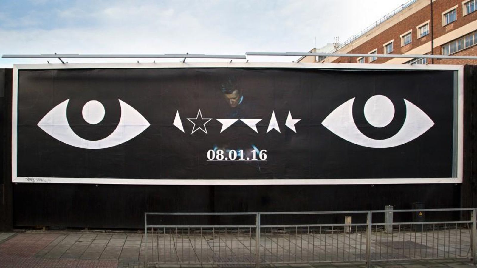 Valla de la campaña de lanzamiento del dico Blackstar.