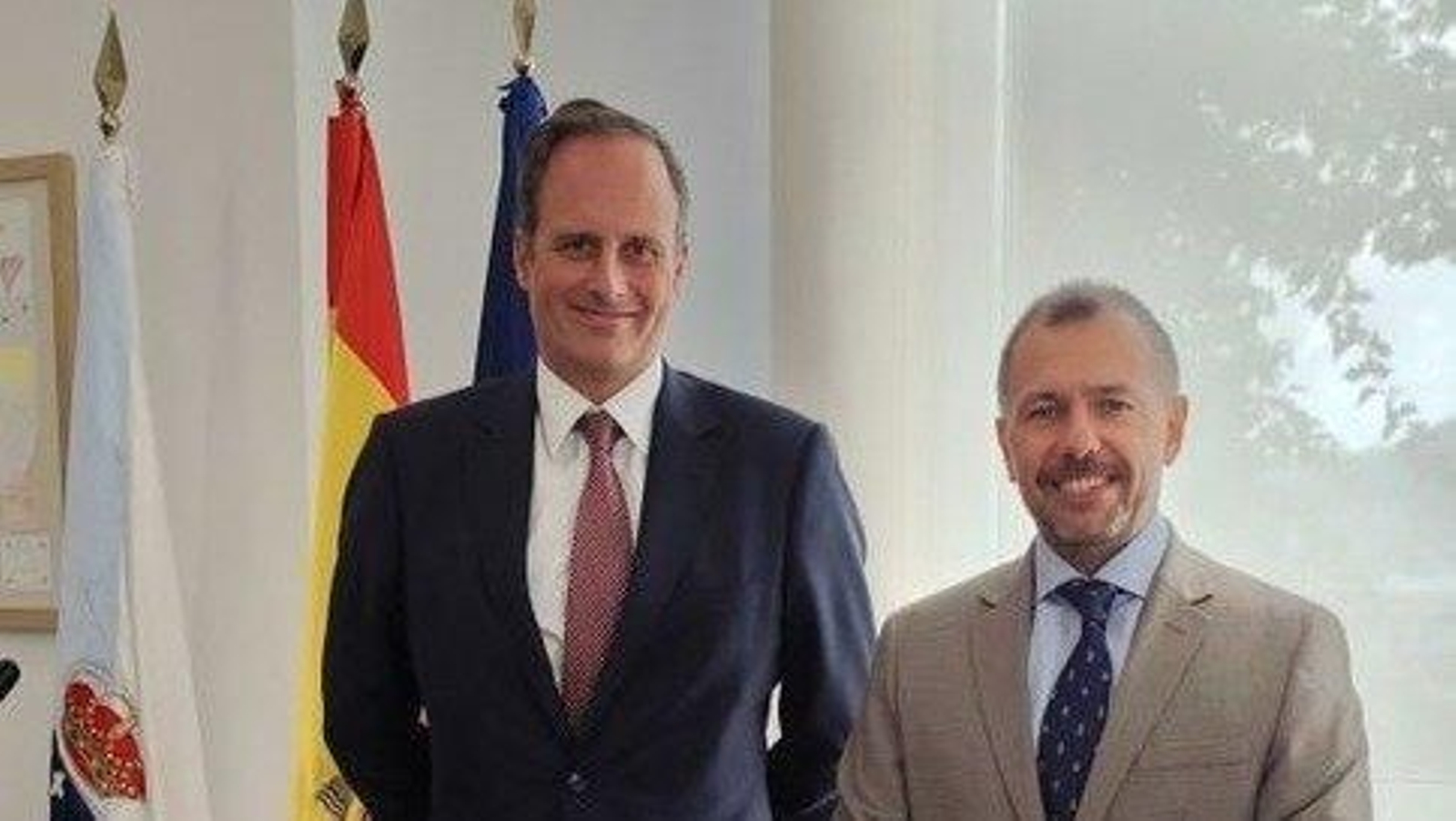 El presidente del Puerto con el cónsul de Uruguay en Galicia, ayer.