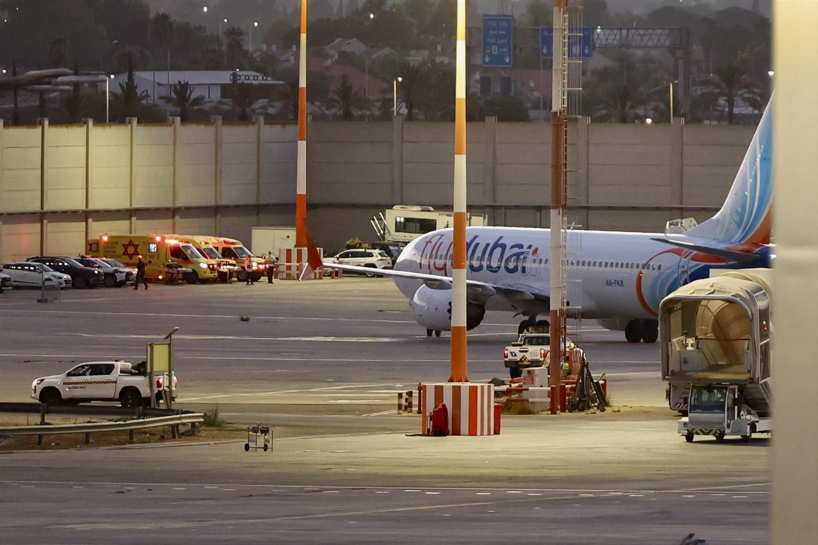 Los pasajeros israelíes del avión que aterrizó de emergencia en Arabia Saudí llegan al aeropuerto de Tel Aviv