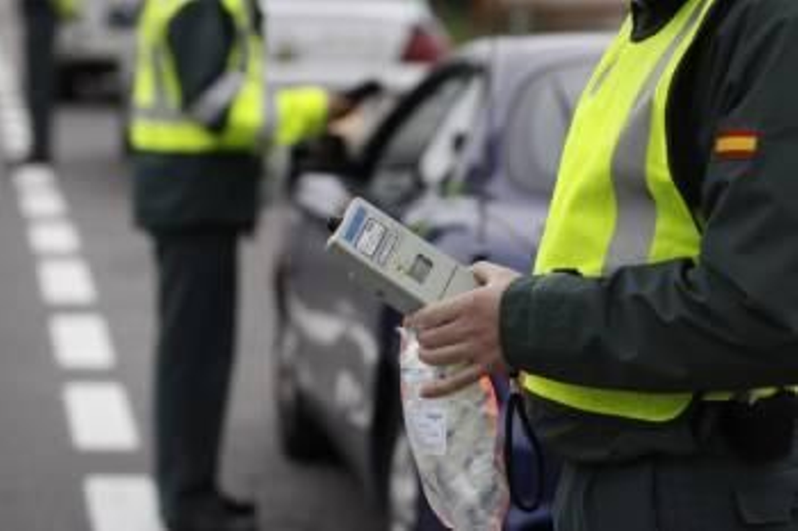 Un agente de la Guardia Civil se prepara para realizar un test de alcoholemia.