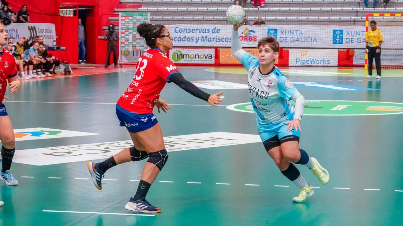 Ceci Cacheda encara a Carmen Prelchi no partido da primeira volta no Porriño.