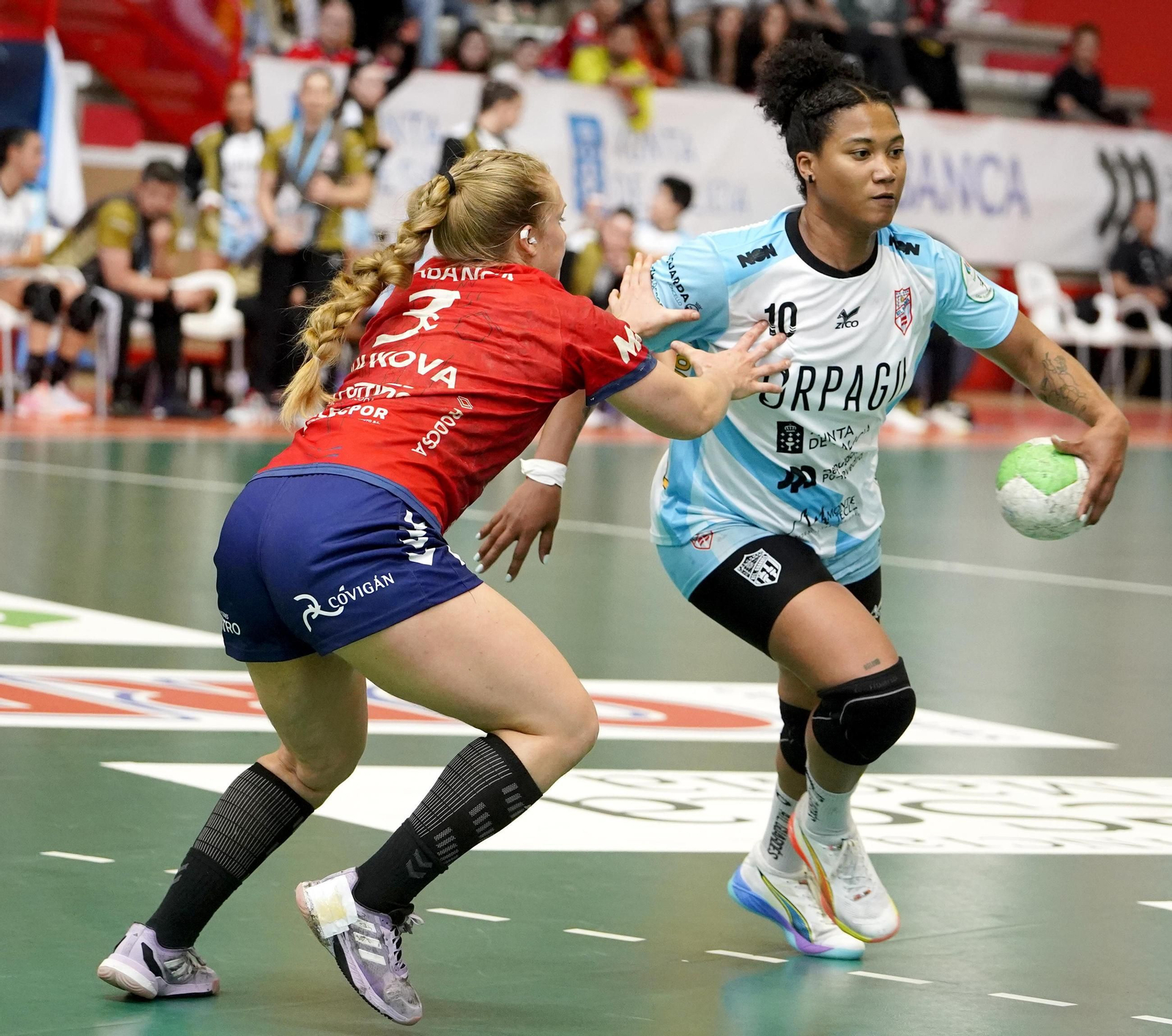 Galería | Porriño y Guardés se miden en el derbi femenino