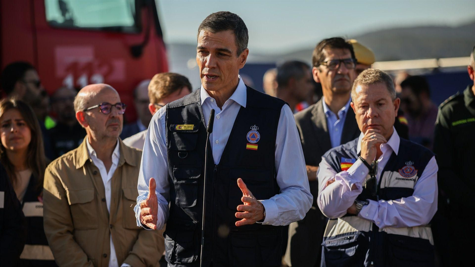 El presidente del Gobierno, Pedro Sánchez, atiende a los medios de comunicación desde el Puesto de Mando Avanzado en Urda.