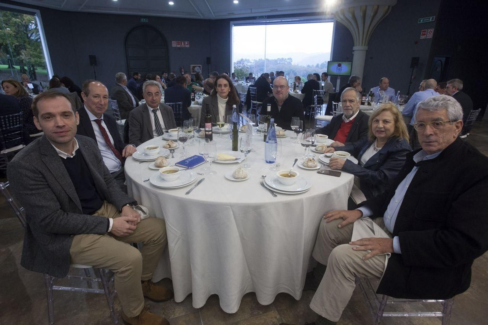 MESA RÍO ARNOIA | Pablo Ferradás, jefe de Gabinete de la Consellería de Cultura; Jesús Álvarez, director xeral de Centros e Recursos Humanos de la Consellería de Educación; José Fisteos, jefe territorial de Educación; Judith Fernández, directora xeral de Ordenación e Innovación Educativa; Miguel Sánchez, subdirector de La Región; Acisclo Manzano, escultor; Carmen Leyte, senadora del Partido Popular por Ourense, y Lois Caeiro, escritor.
