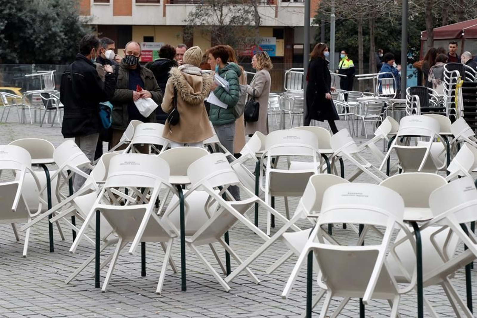 Varias personas consumen en la calle frente a las terrazas cerradas ubicadas en las inmediaciones de la Ciutat de la Justicia
