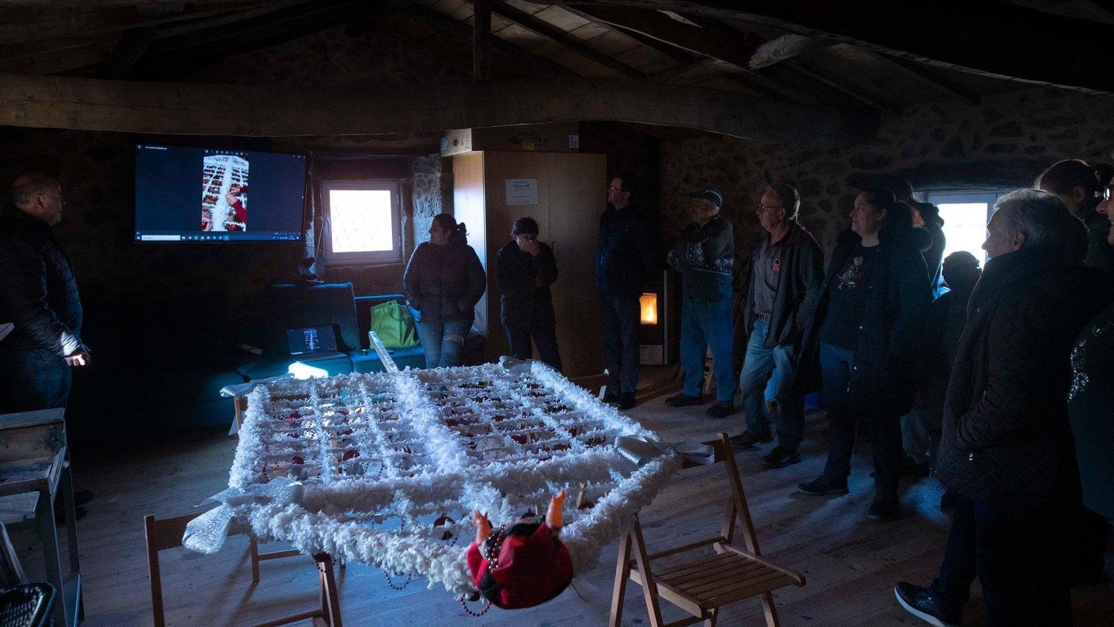 Vecinos de Albos posan con el ramo de San Amaro, recuperado después de 46 años. Fotos Martiño Pinal Fotos Martiño Pinal