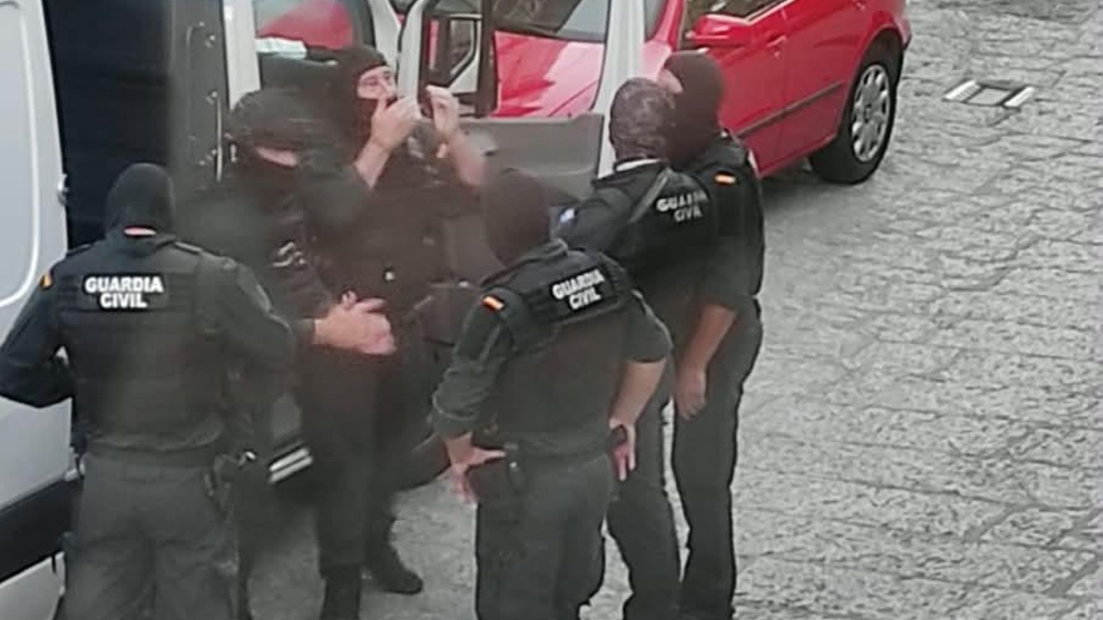Agentes de las fuerzas de seguridad durante la inspección y registro del inmueble intervenido en Seixalbo