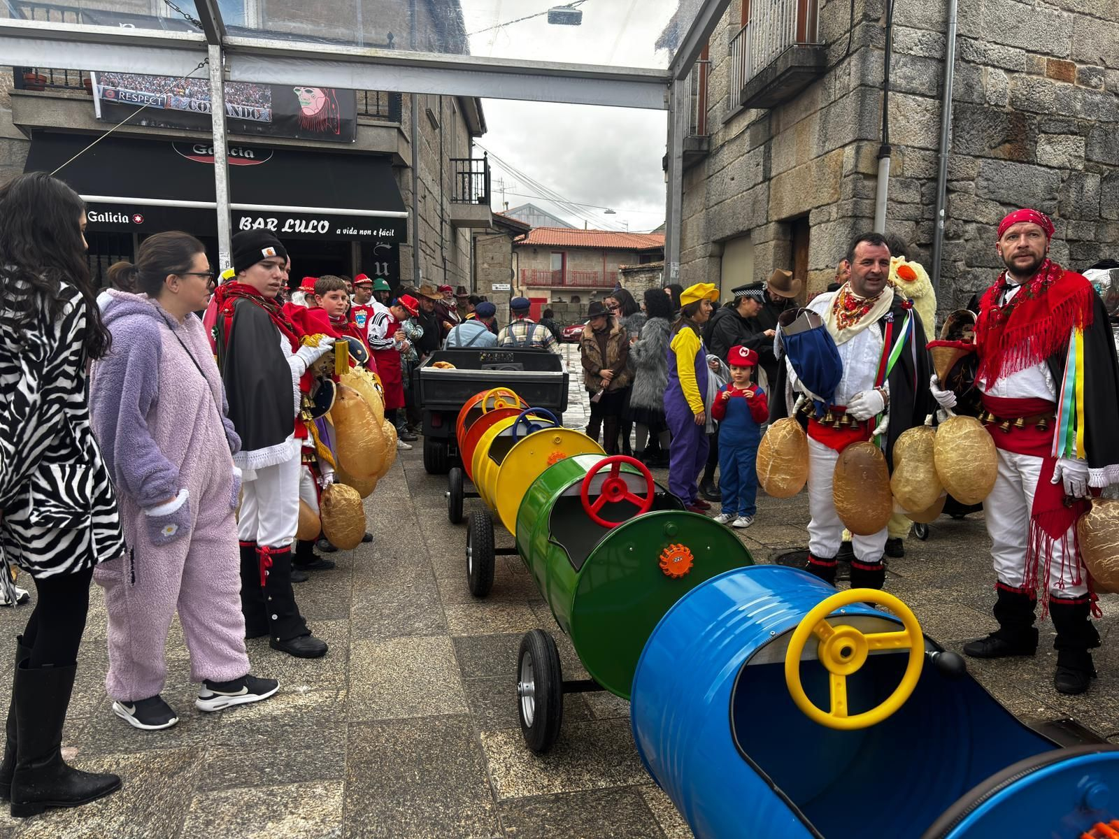 Galería | El sol vuelve para acompañar el Martes de Entroido en Xinzo