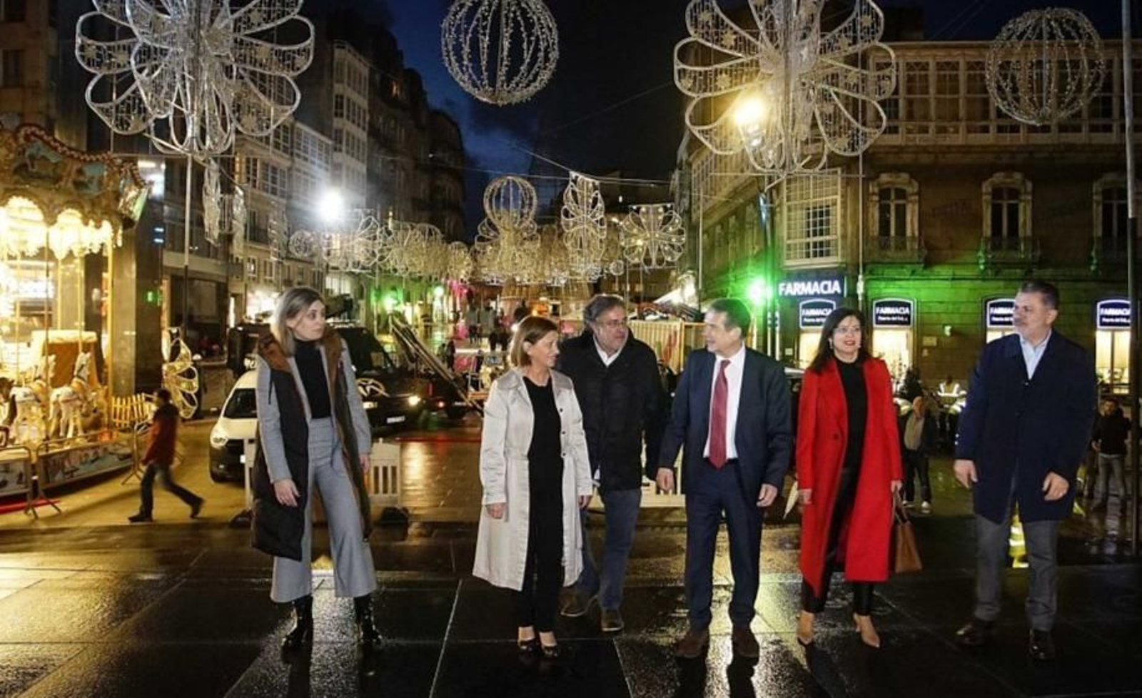 El alcalde, Abel Caballero, y varios concejales inauguraron ayer el nuevo palco de Porta do sol, que hoy será el epicentro del encendido de la Navidad.