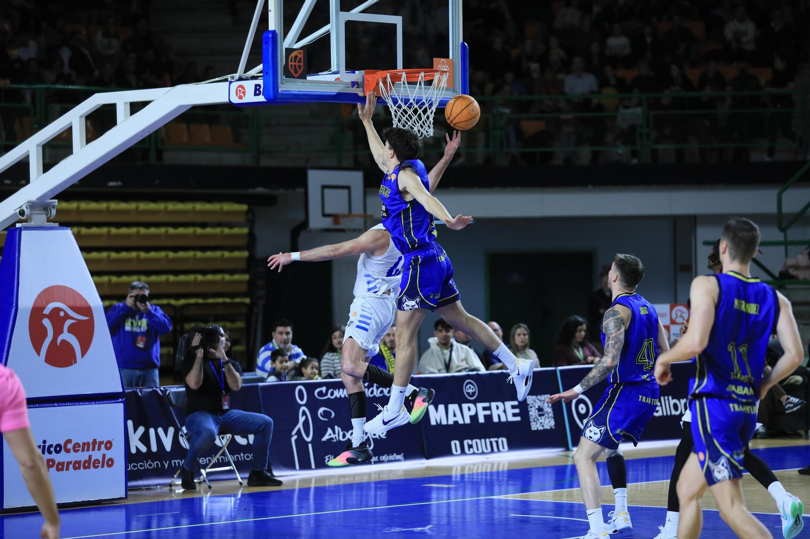 Galería | El COB gana y sigue disfrutando ante un Pazo entregado