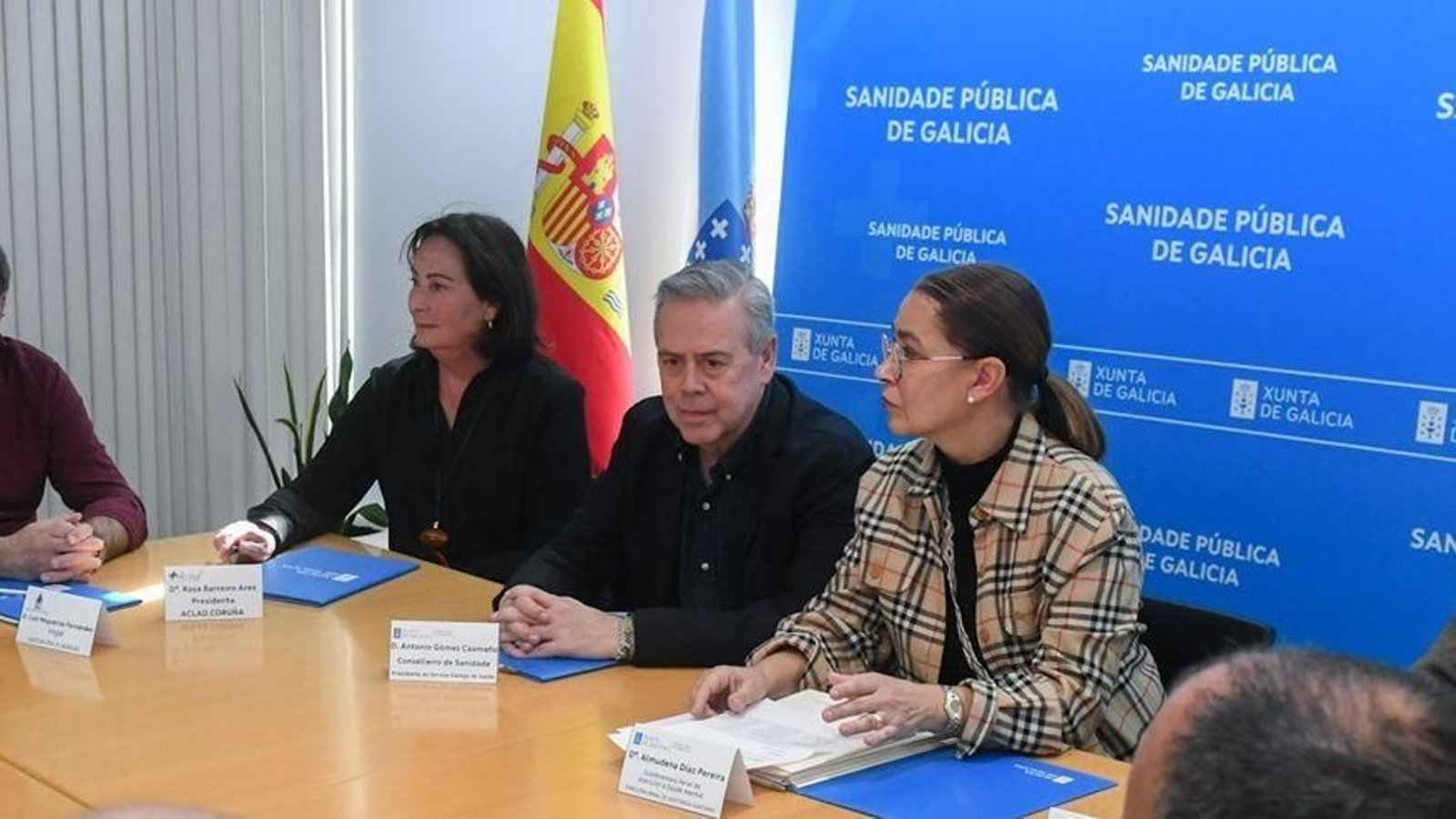 El conselleiro de Sanidade, Antonio Gómez Caamaño (c), en la firma de ayer.
