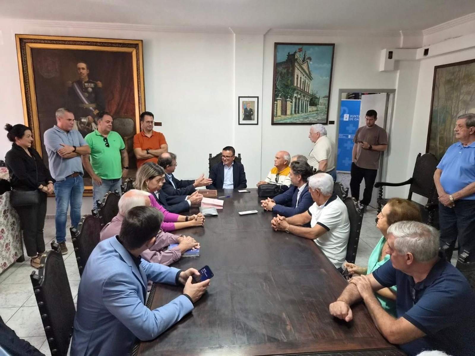 El conselleriro en el centro de la imagen, durante el encuentro que mantuvo con las asociones gallegas