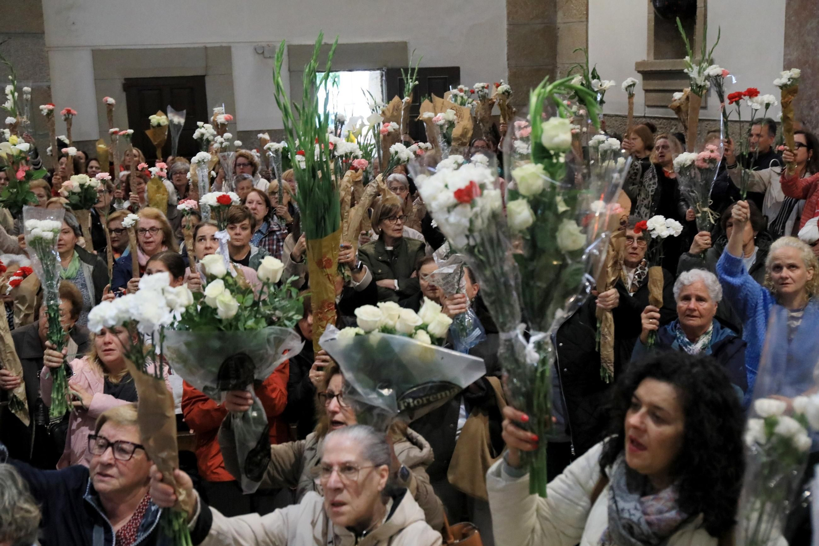 Galería | Las madres ofrecen sus flores un año más a la Virgen de Fátima, en fotos