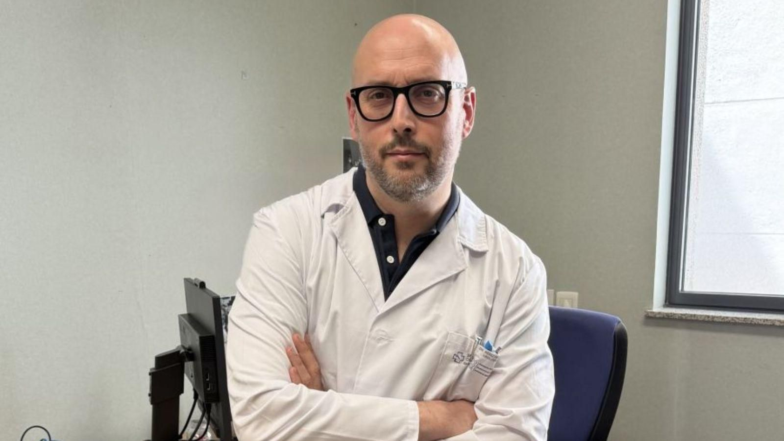 El doctor Daniel Adolfo Pérez Fentes, urólogo, en su consulta.