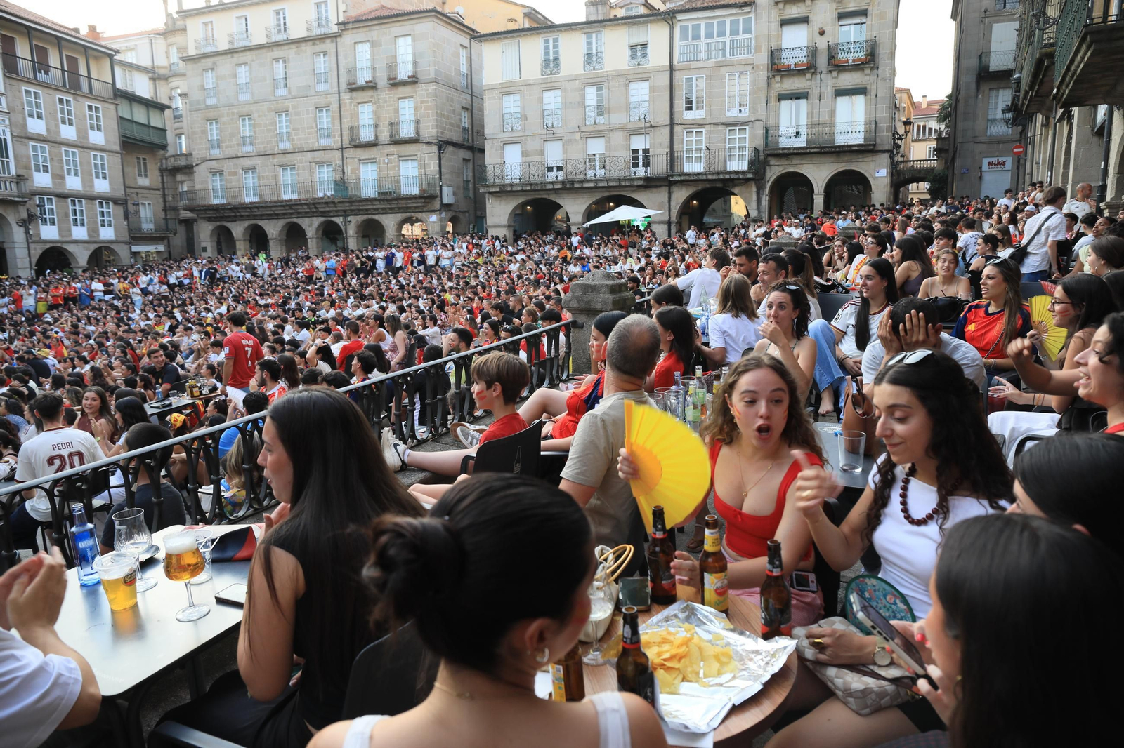 Galería | Ambiente y expectación en las terrazas de Ourense para disfrutar del partido de la selección española ante Portugal , en fotos