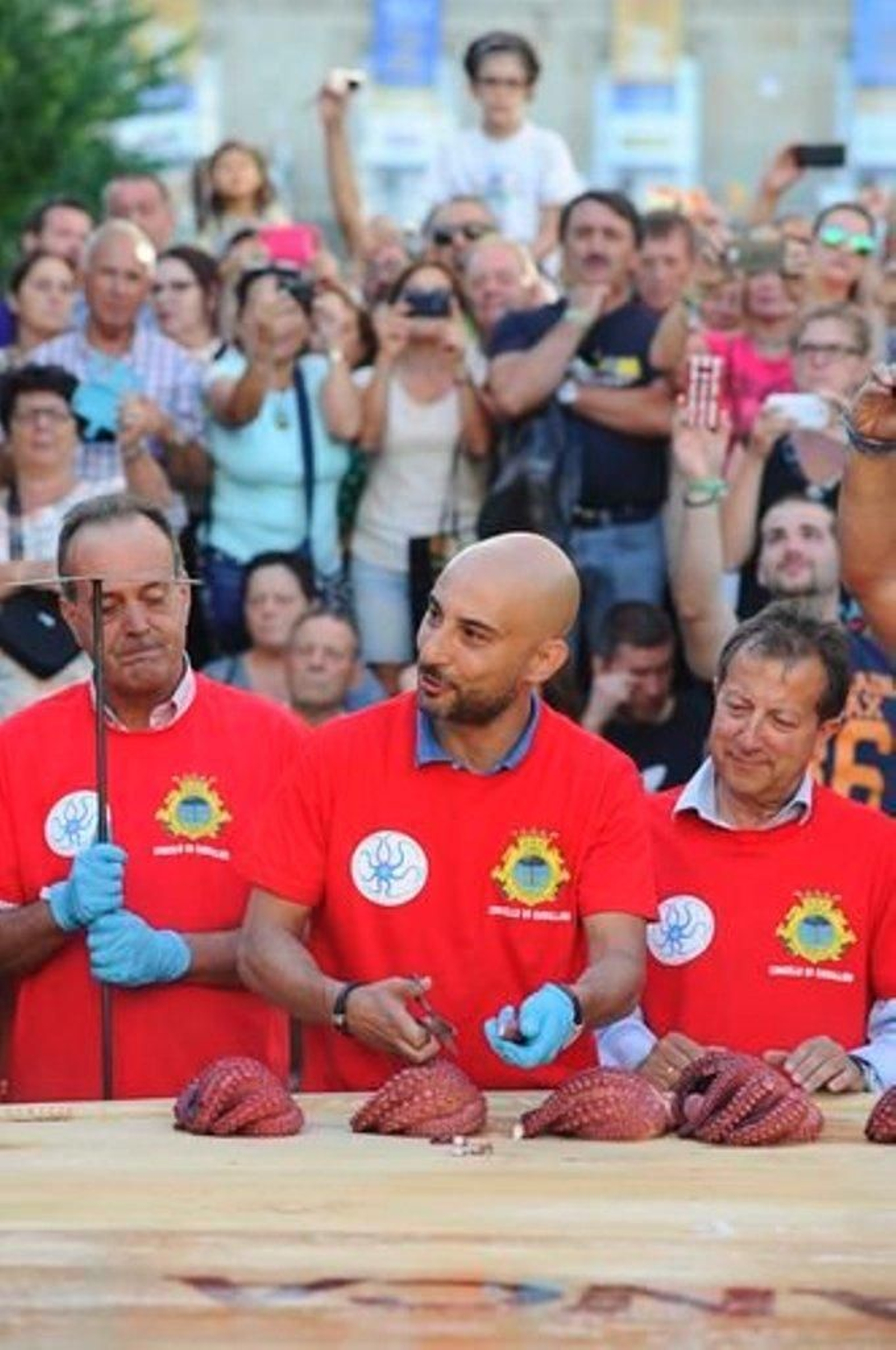 La elaboración de la tapa de pulpo más grande del mundo en Carballino 01