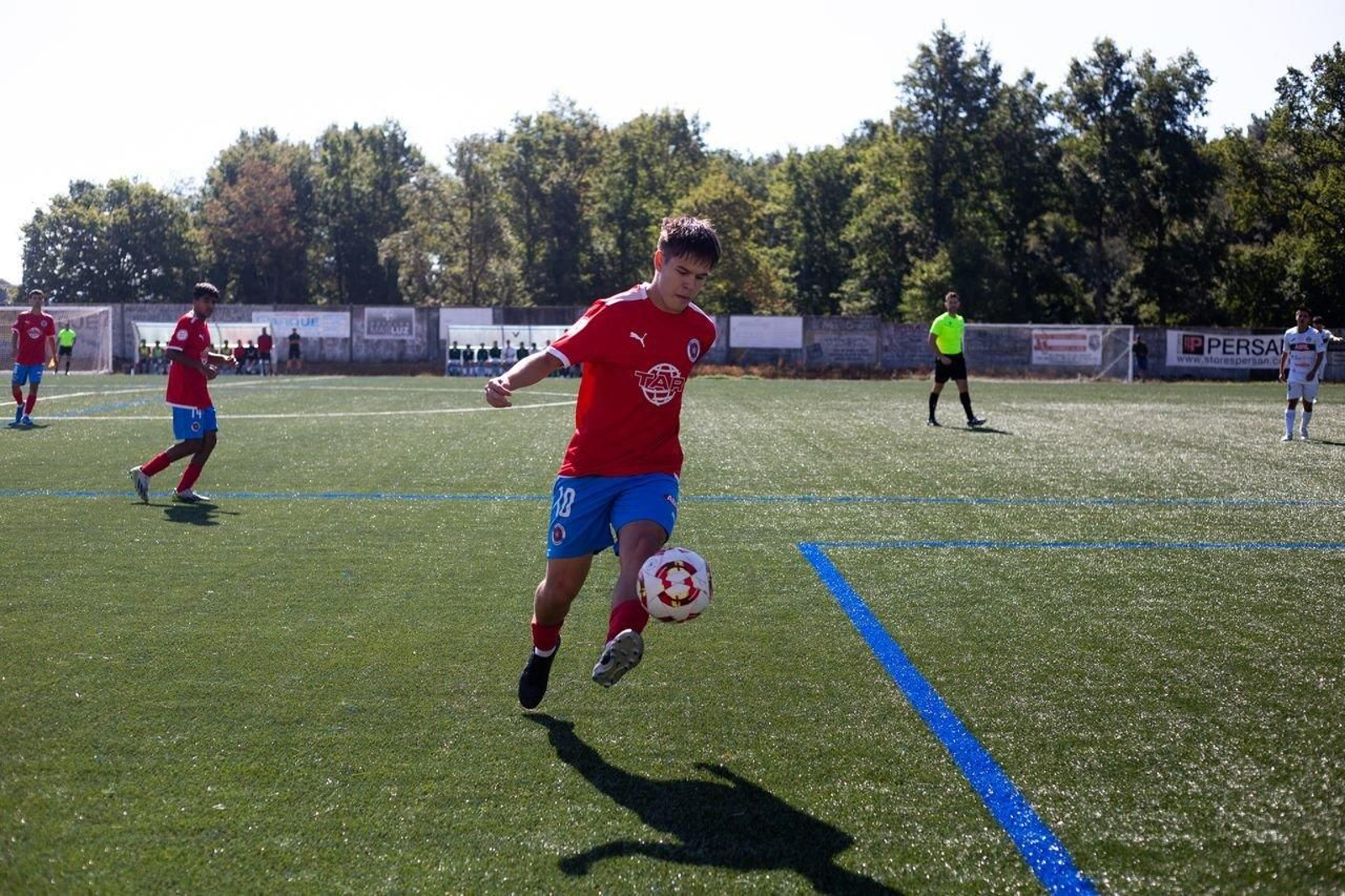Un jugador de la UD Ourense controla el balón