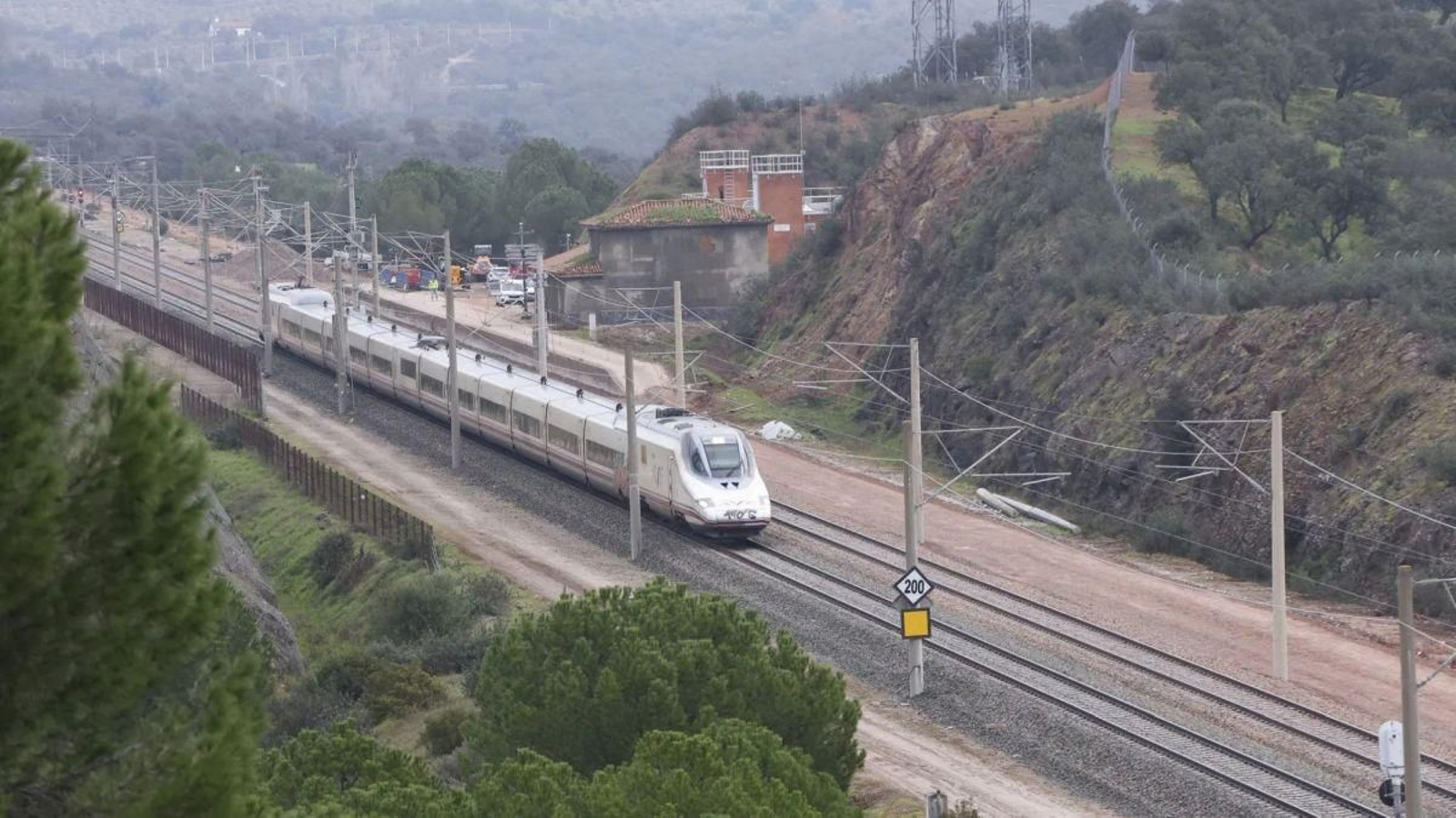 Un tren AVE a su paso por el tramo de vía restaurado donde ocurrió el trágico accidente de Adamuz.
