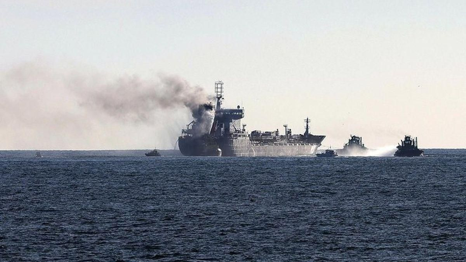 El petrolero “Greta K” ardiendo a 18 kilómetros de las costas de Oporto.