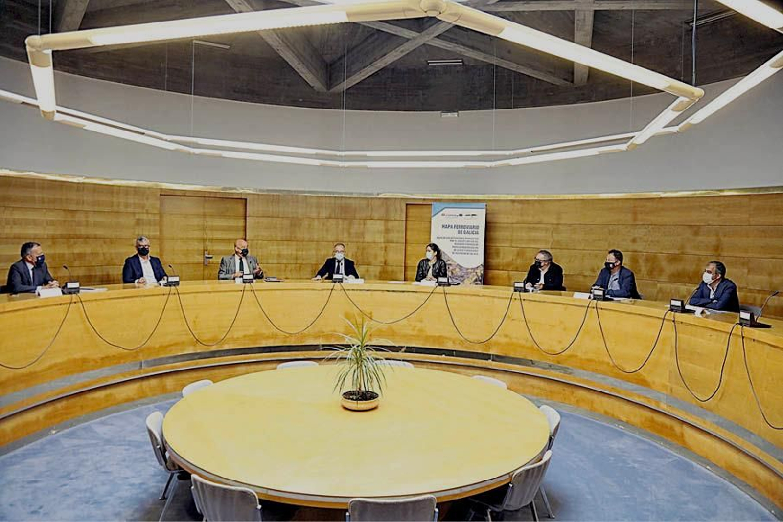 Los representantes del Eixo presentaron ayer el informe a empresarios y sindicatos.