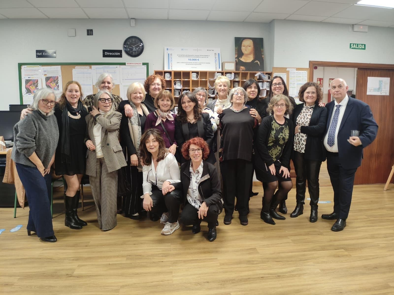 La directora, Ana Castro (de pie, en el centro), junto con los profesores del ciclo de FP Imaxe Persoal en el acto por su 40 cumpleaños