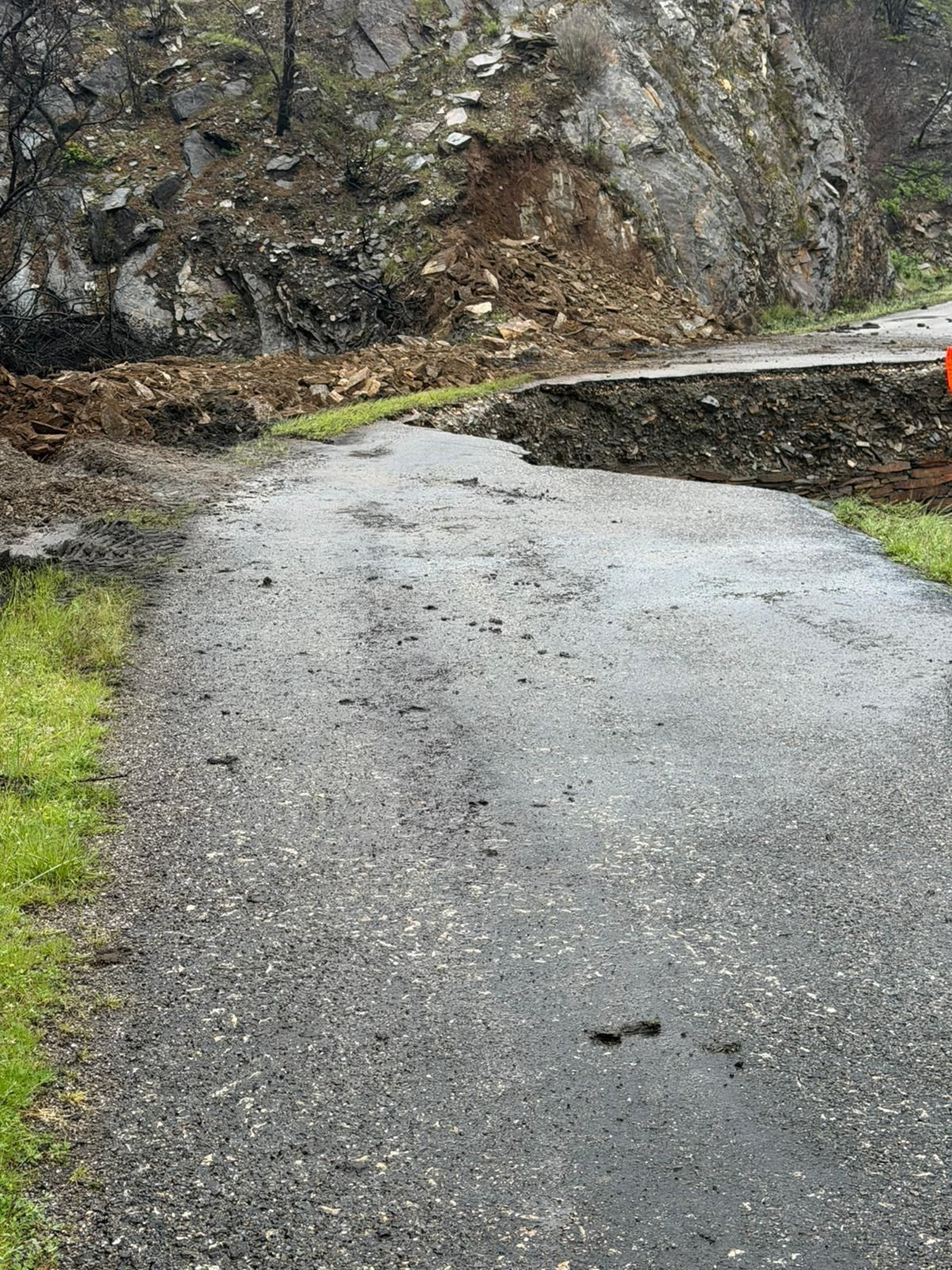 Galería | Un desprendimiento en una carretera de Quiroga provoca un gran socavón y deja cuatro aldeas aisladas