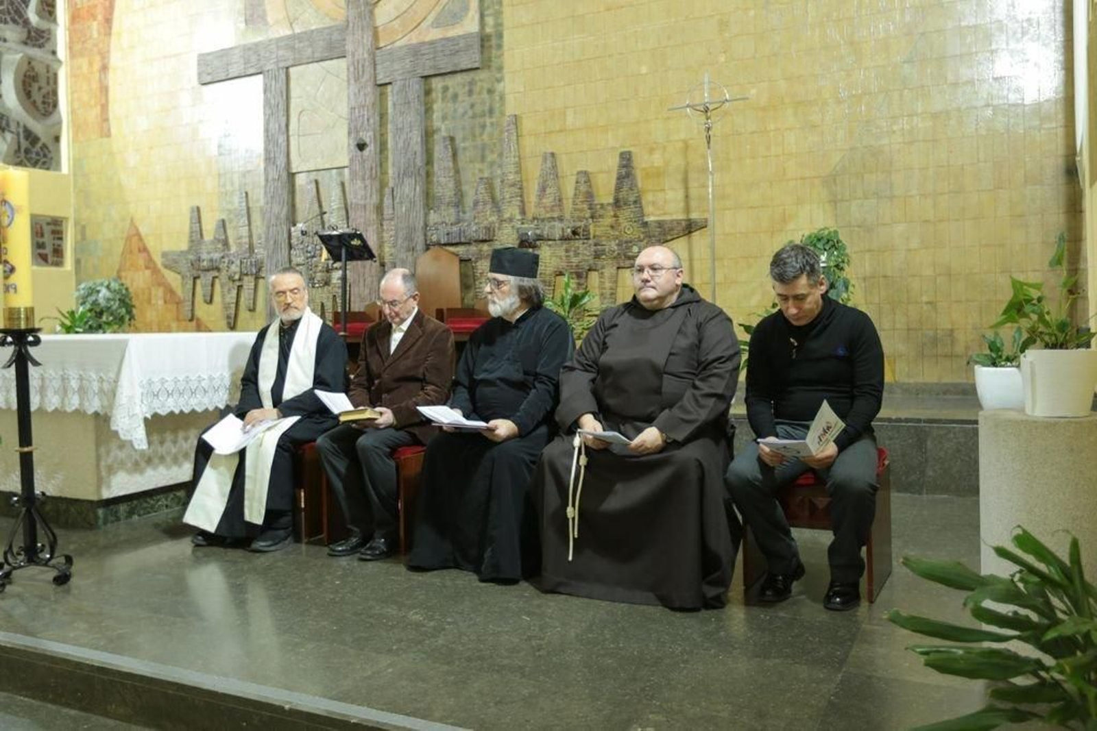 Javier Akerman, padre anglicano; Davide Junquera, pastor evangélico; Damaso Couto (pope ortodoxo), Faustino García (fraile católico) y Xosé Vidal (vicario católico) participaron en el décimo encuentro ecuménico por la unidad de los cristianos, celebrado en la parroquia del Perpetuo Socorro.
