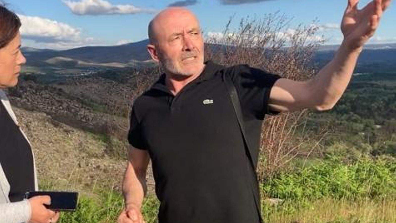 Lolo sinala o lugar exacto do rescate desde a estrada que une Oímbra con As Chás.