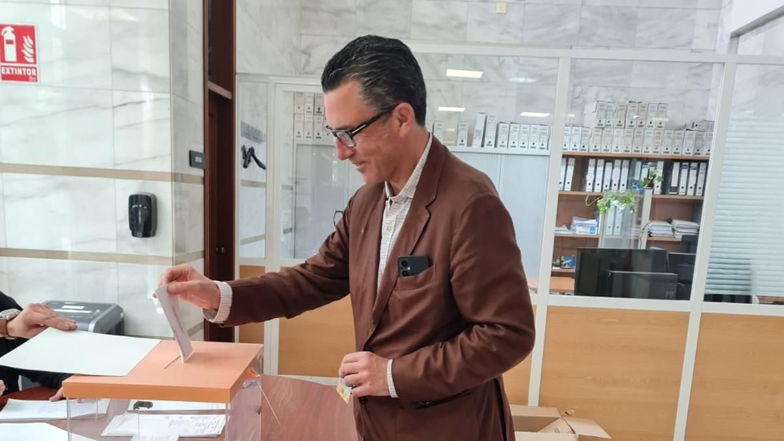 José Fermín Troncoso, candidato de Vox a la alcaldía de Ourense, vota en las elecciones municipales de 2023.