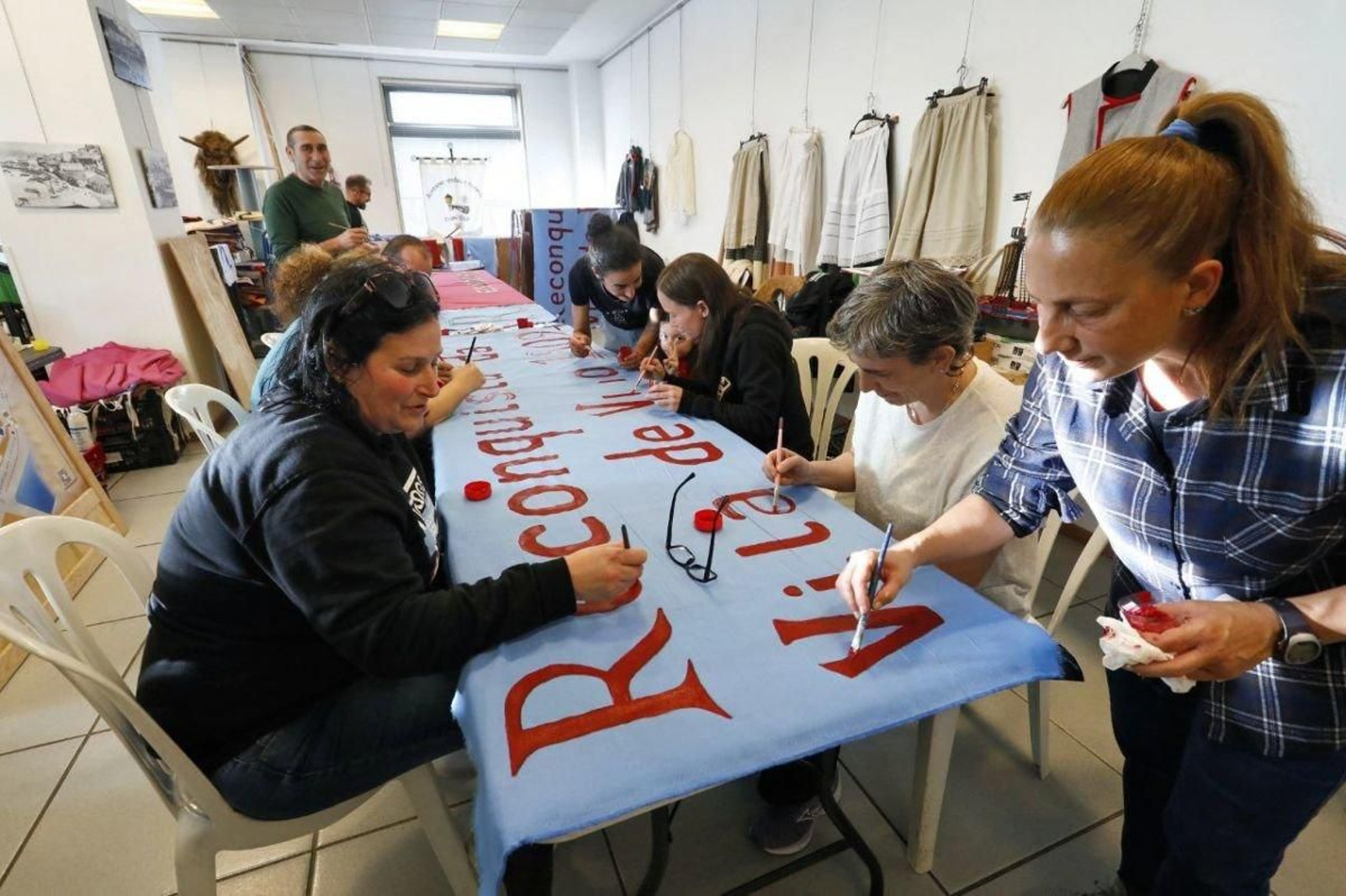 Voluntarios del Casco Vello ultiman los preparativos para la fiesta de la Reconquista.