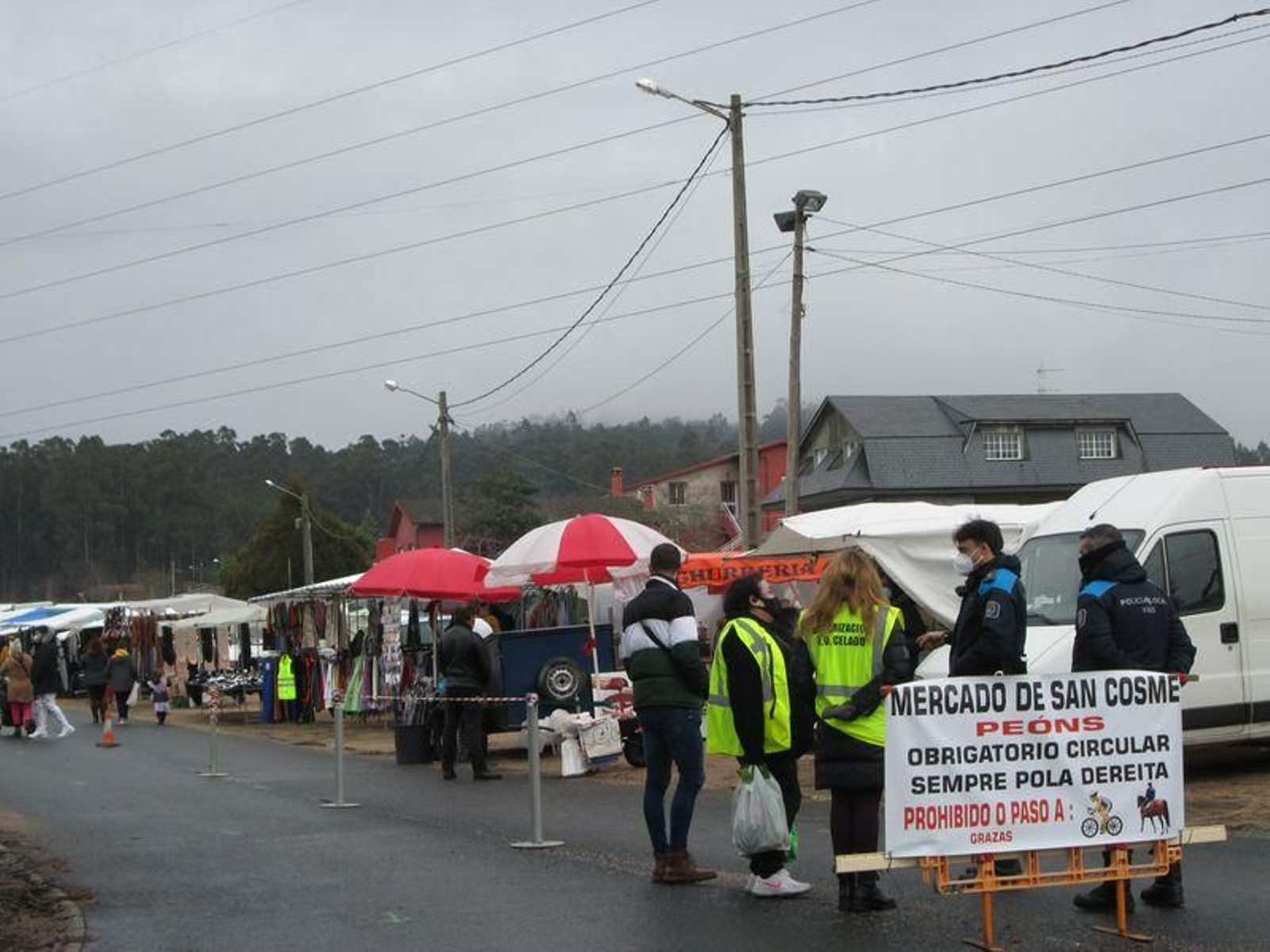 Los clientes y curiosos sólo podían circular por la derecha, para lo que se instaló una cinta separatoria creando dos pasillos en el mercadillo en el que apenas había clientes.
