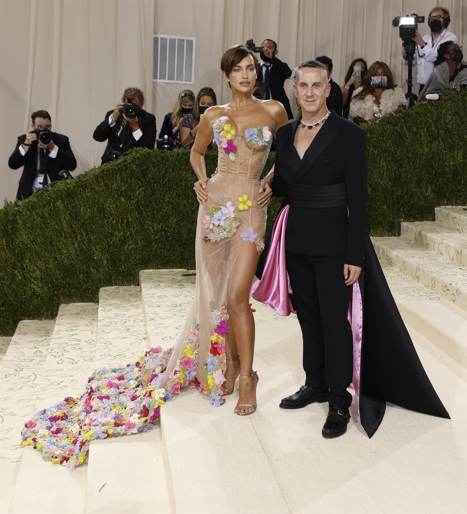 Irina Shayk y Jeremy Scott en la alfombra roja de la MET Gala 2021