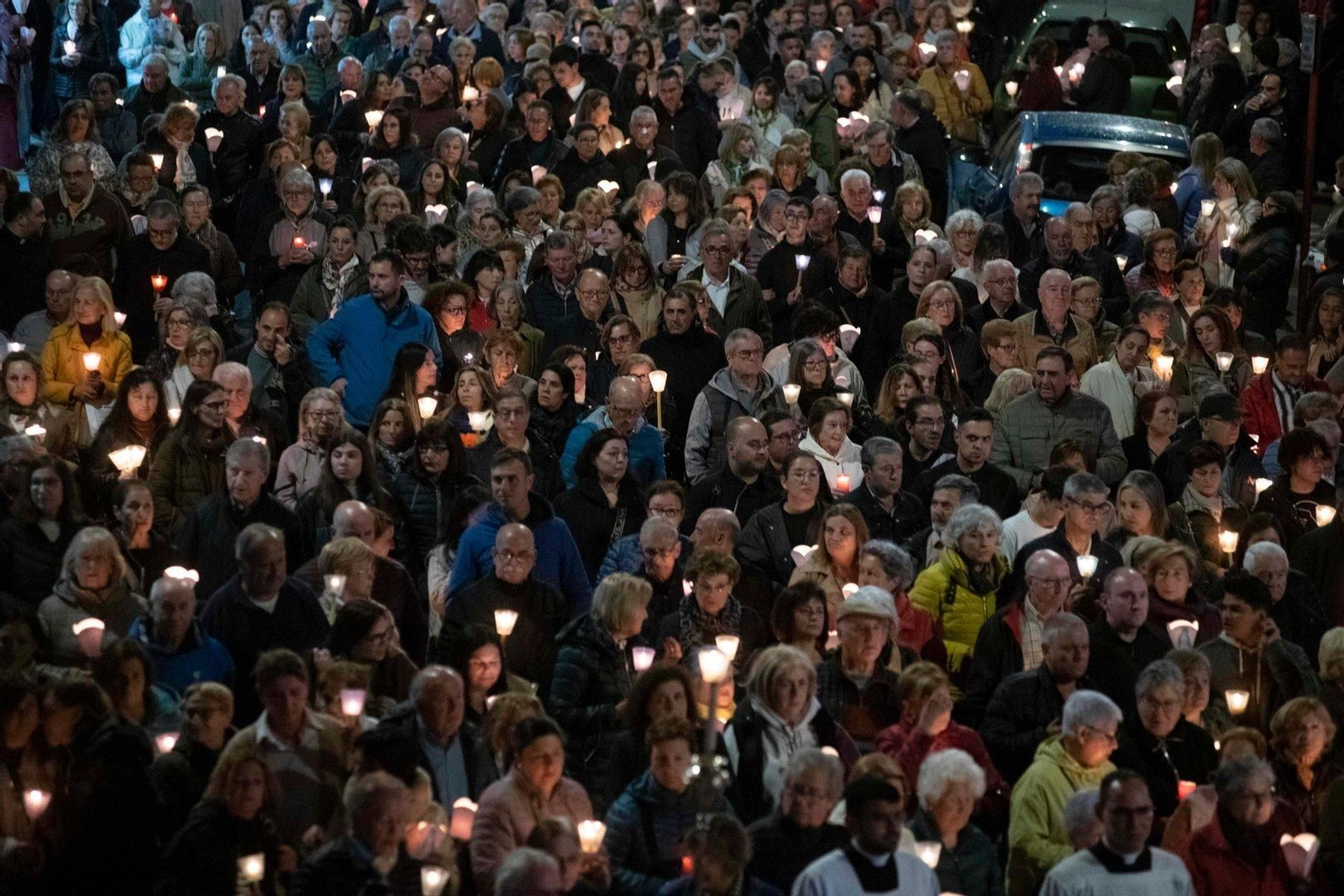Miles de personas recorrieron las calles de Ourense junto a la Virgen de Fátima.