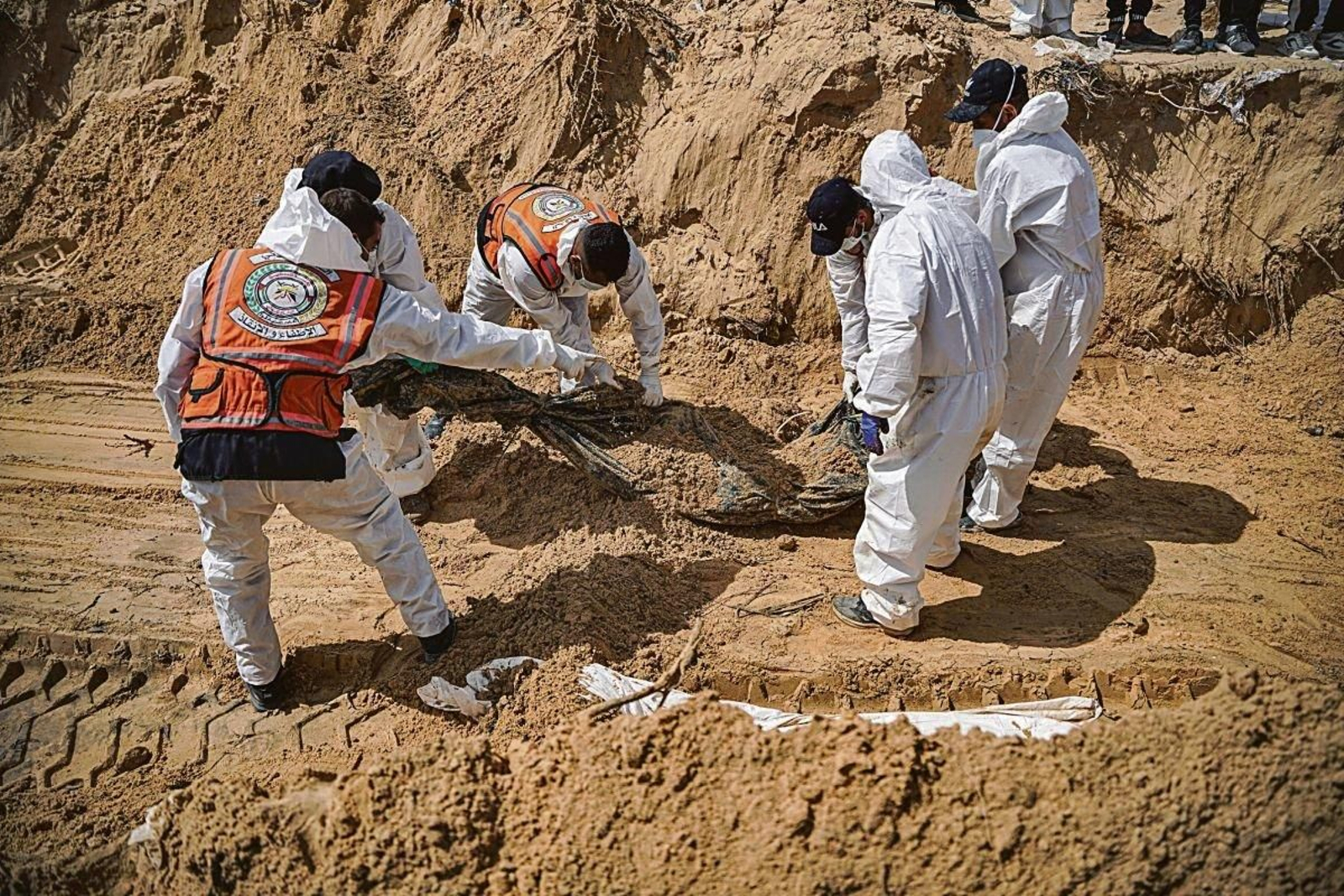 Personal del gobierno de Gaza, durante el rescate de cuerpos en Jan Yunis, el domingo.