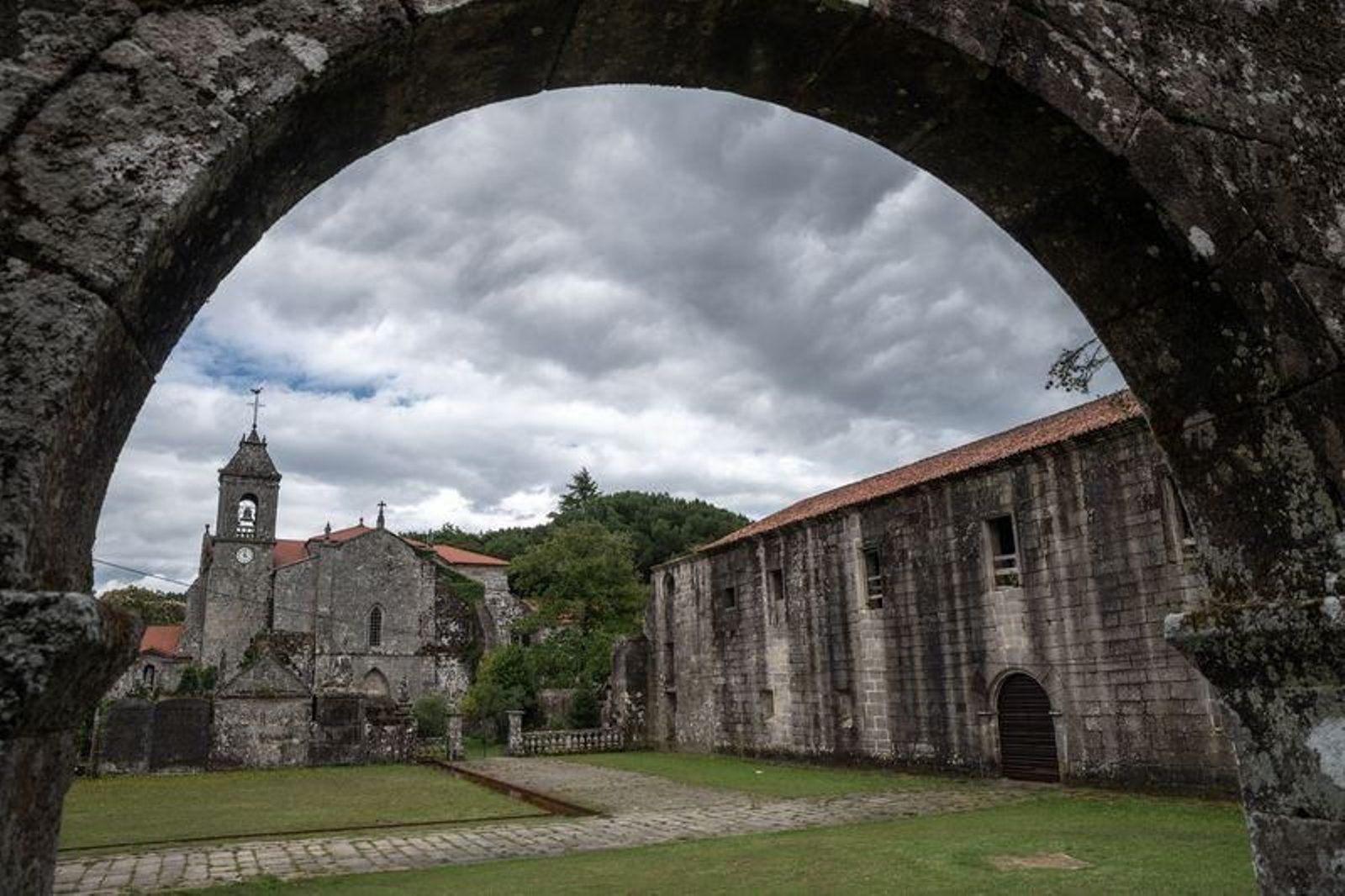 El monasterio de Santa María de Melón, está incluido en la Lista Roja de Patrimonio // FOTO: ÓSCAR PINAL.
