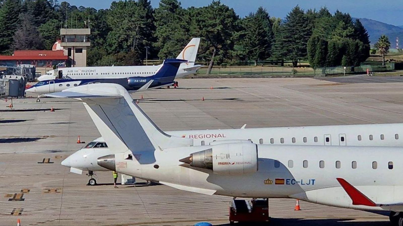 Aviones aparcados ayer en Peinador, entre ellos de aerolíneas desconocidas en Vigo.