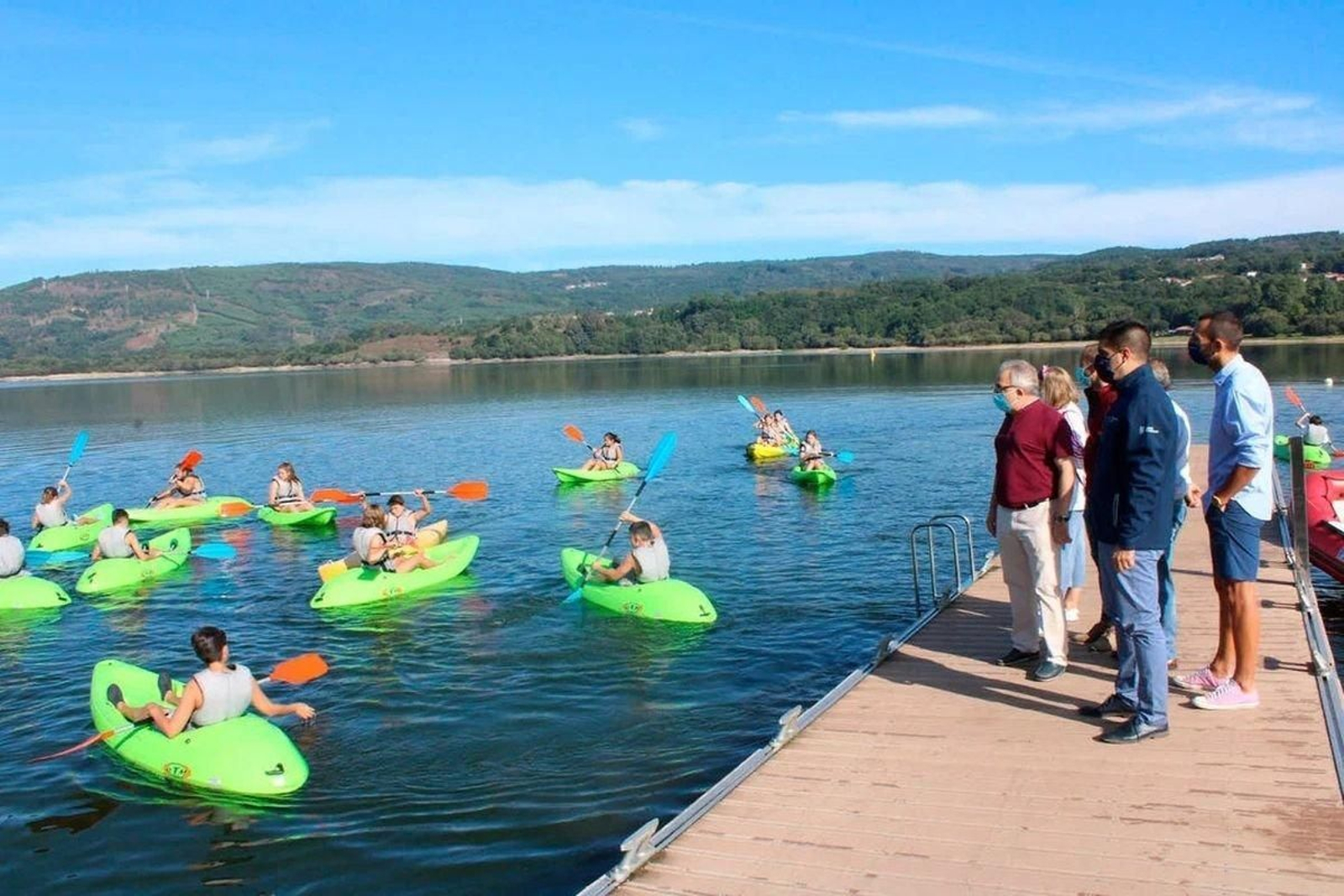 Niños en un campamento en Muíños.