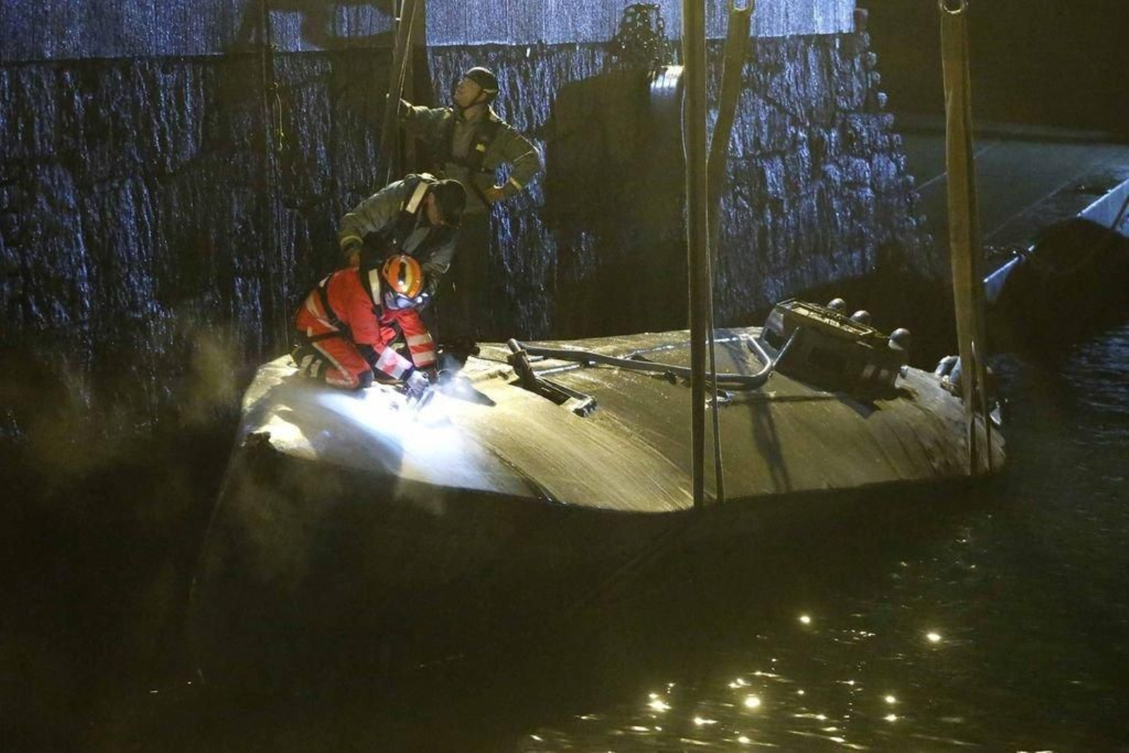 Uno de los momentos más delicados fue cuando por segunda vez se intentó izar el submarino desde el agua hasta el muelle del puerto.