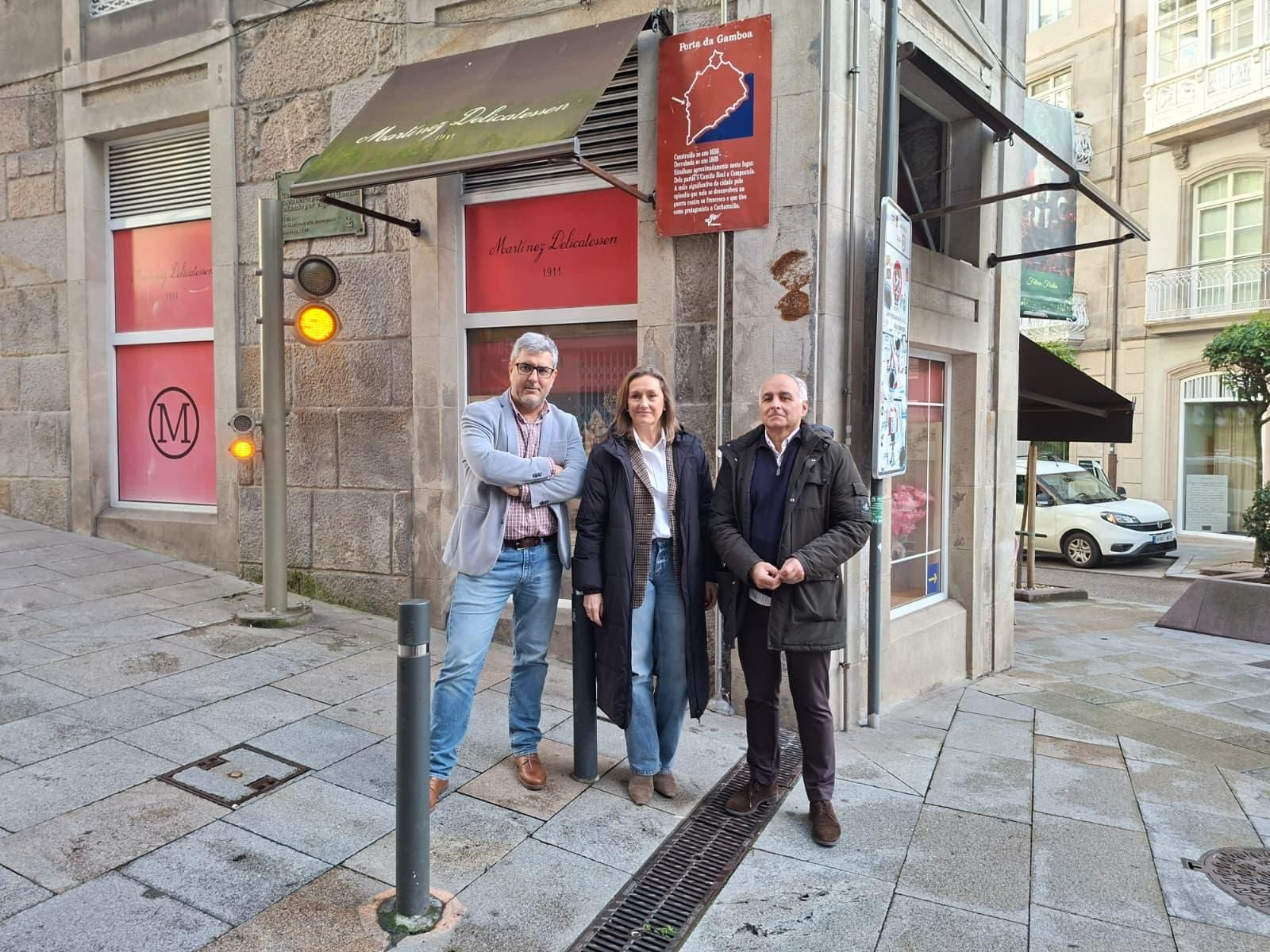 Luisa Sánchez con Miguel Martín y Daniel Benavides en la calle Gamboa.