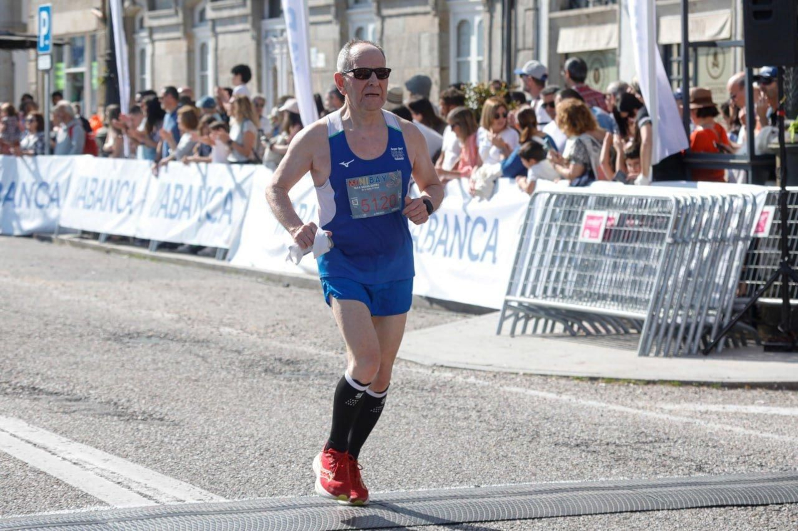 Llegada a la meta de los participantes en la Vig-Bay 2024.