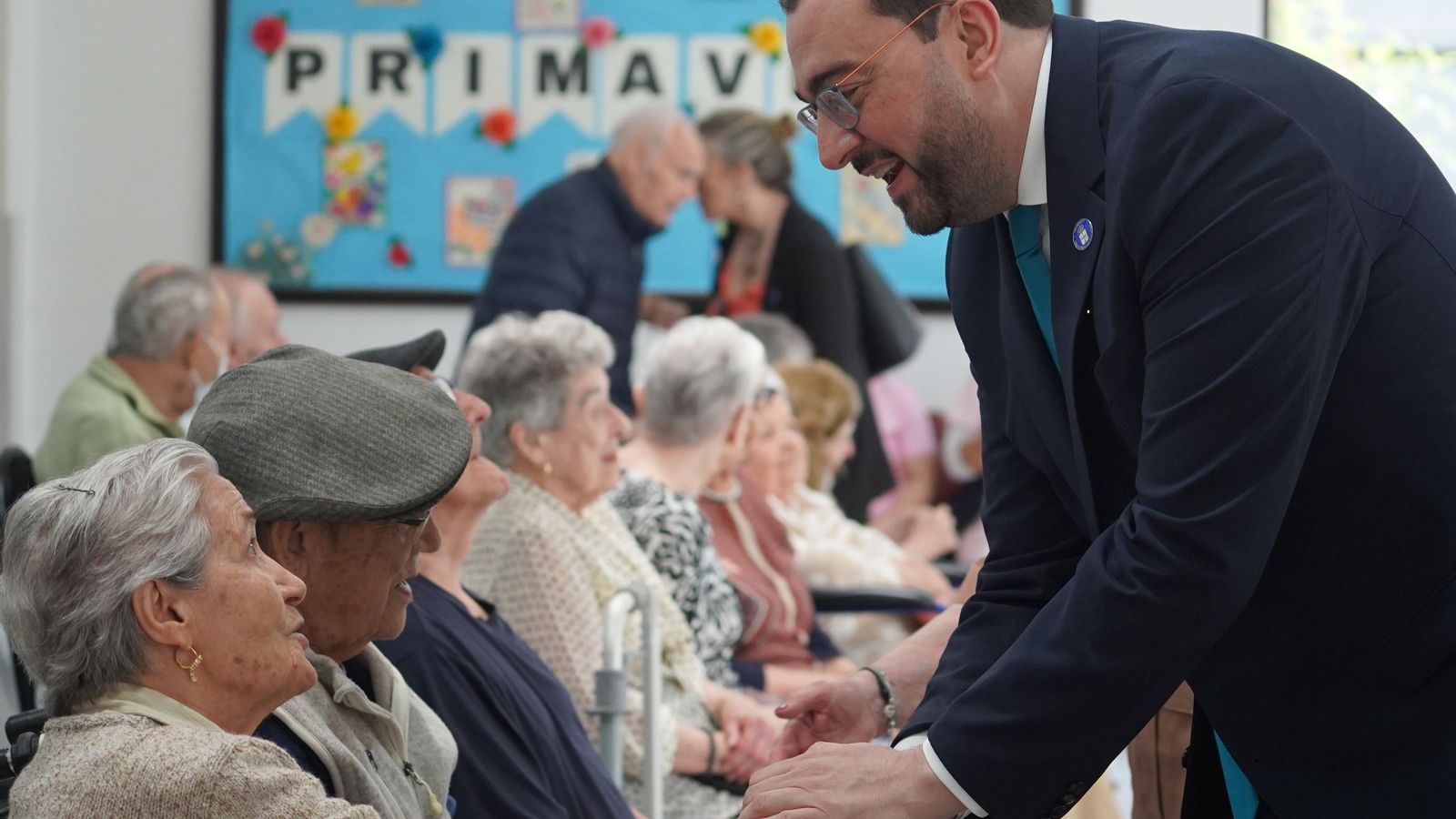 El presidente Principado durante su visita el asilo del Hospital Español de México