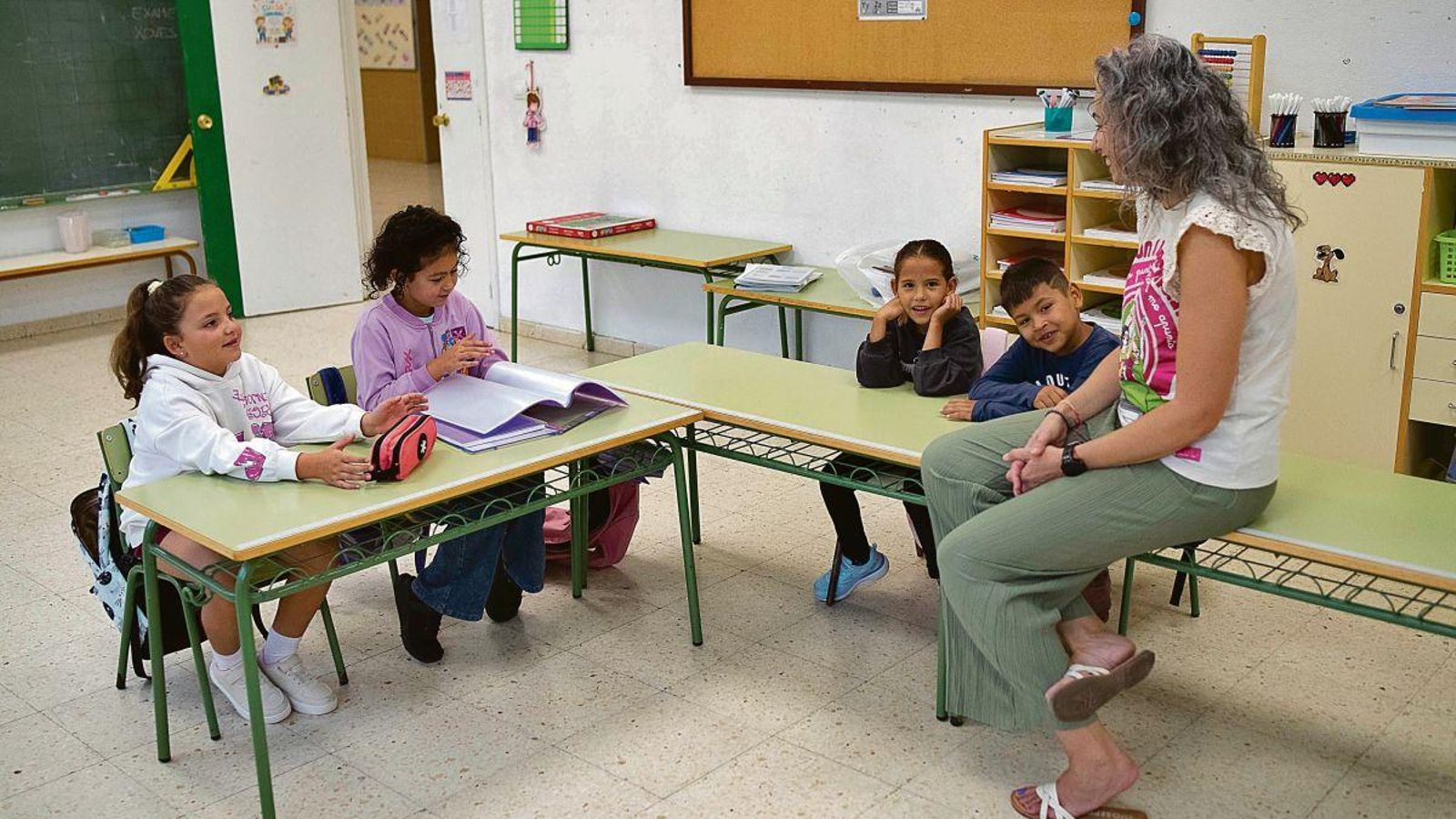 Profesora atenta a sus alumnos.
