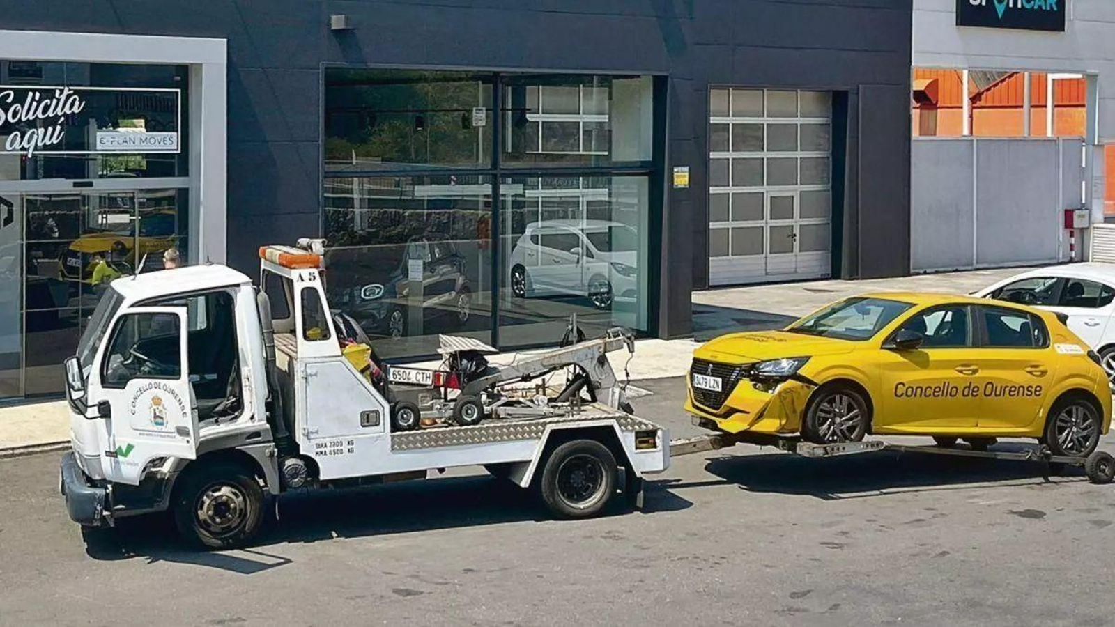 El coche, camino de la grúa.