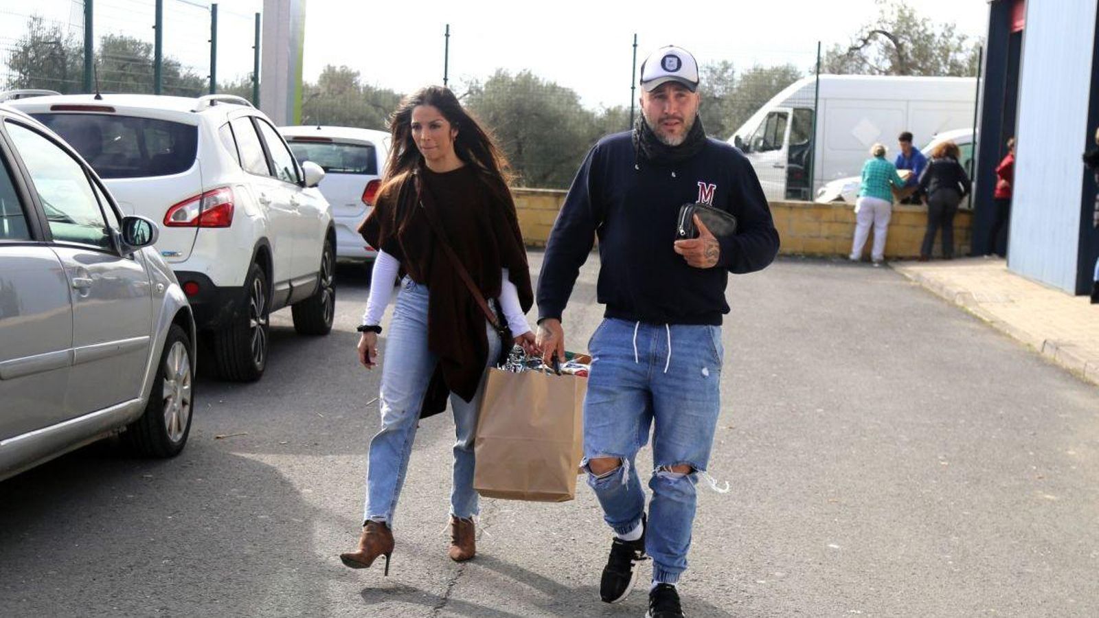 Kiko Rivera y su nueva pareja, Lola, a su salida de una tienda de pirotecnia.