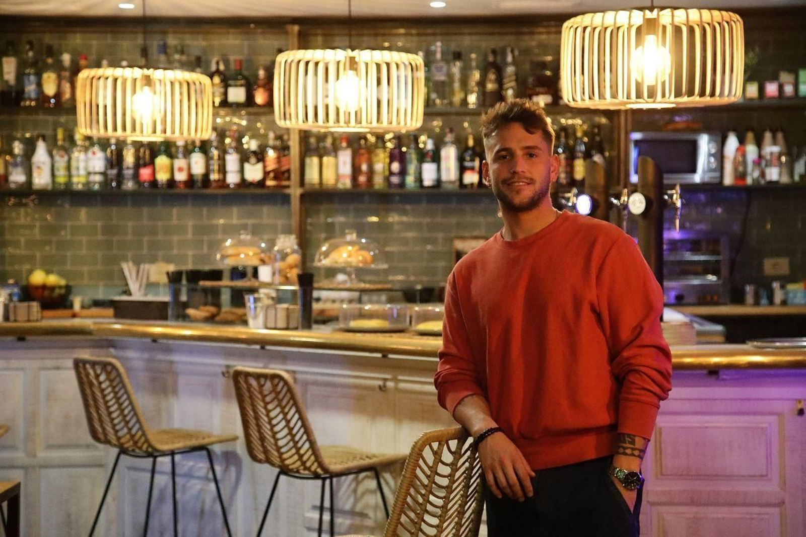 Cristian Vázquez Varela en el Café Bar Charlotte, en Bedoya.