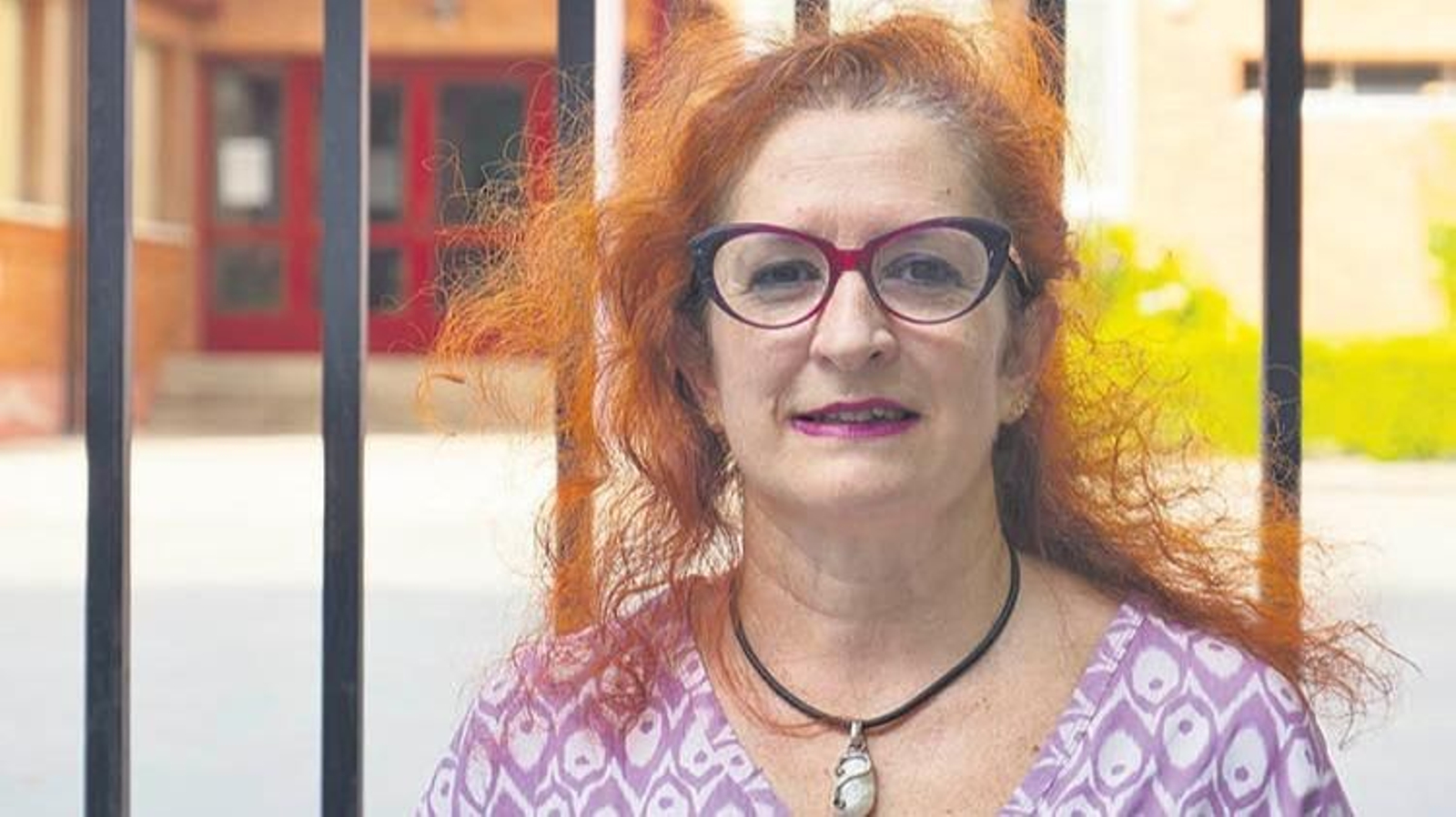 La decana, junto al IES As Lagoas, que fue su instituto (MIGUEL GARCÍA)