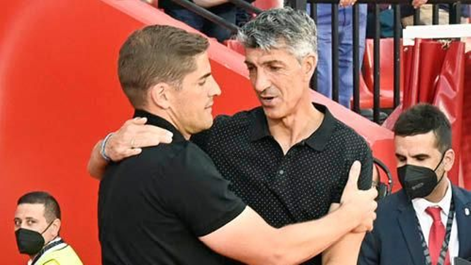 Moreno y Alguacil se saludan.